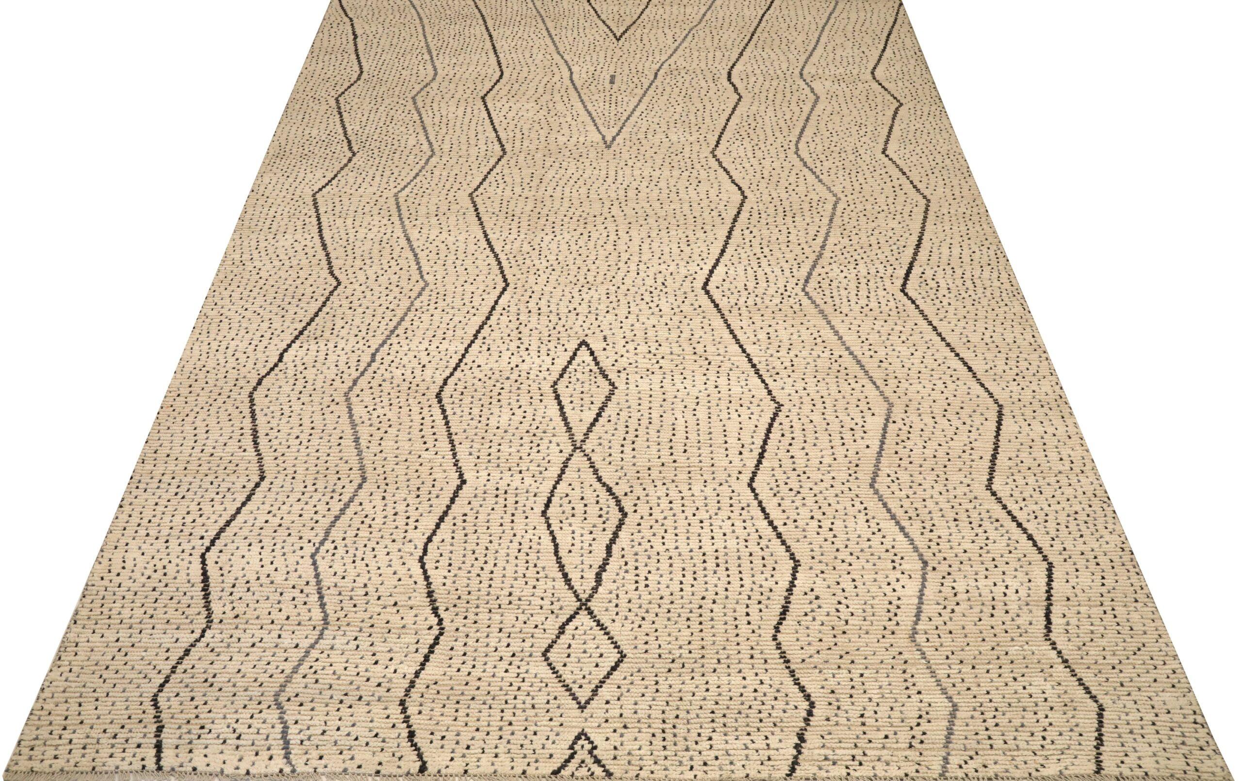 Scopri l'eleganza dell'Afghanistan marocchino con i tappeti CIRCA del 1990. Progettato con lana e avorio, questo design esclusivo è perfetto per valorizzare il tuo spazio.