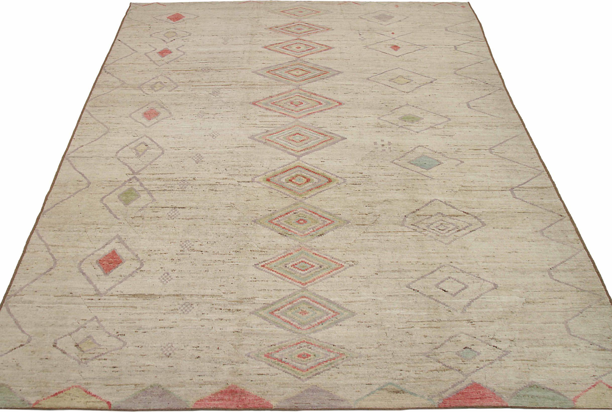 Entdecken Sie die Eleganz der marokkanischen Teppiche aus Afghanistan, die um 1990 entstanden sind. Dieses exklusive Design aus Wolle und Elfenbeinrot ist perfekt, um Ihren Raum zu verschönern.