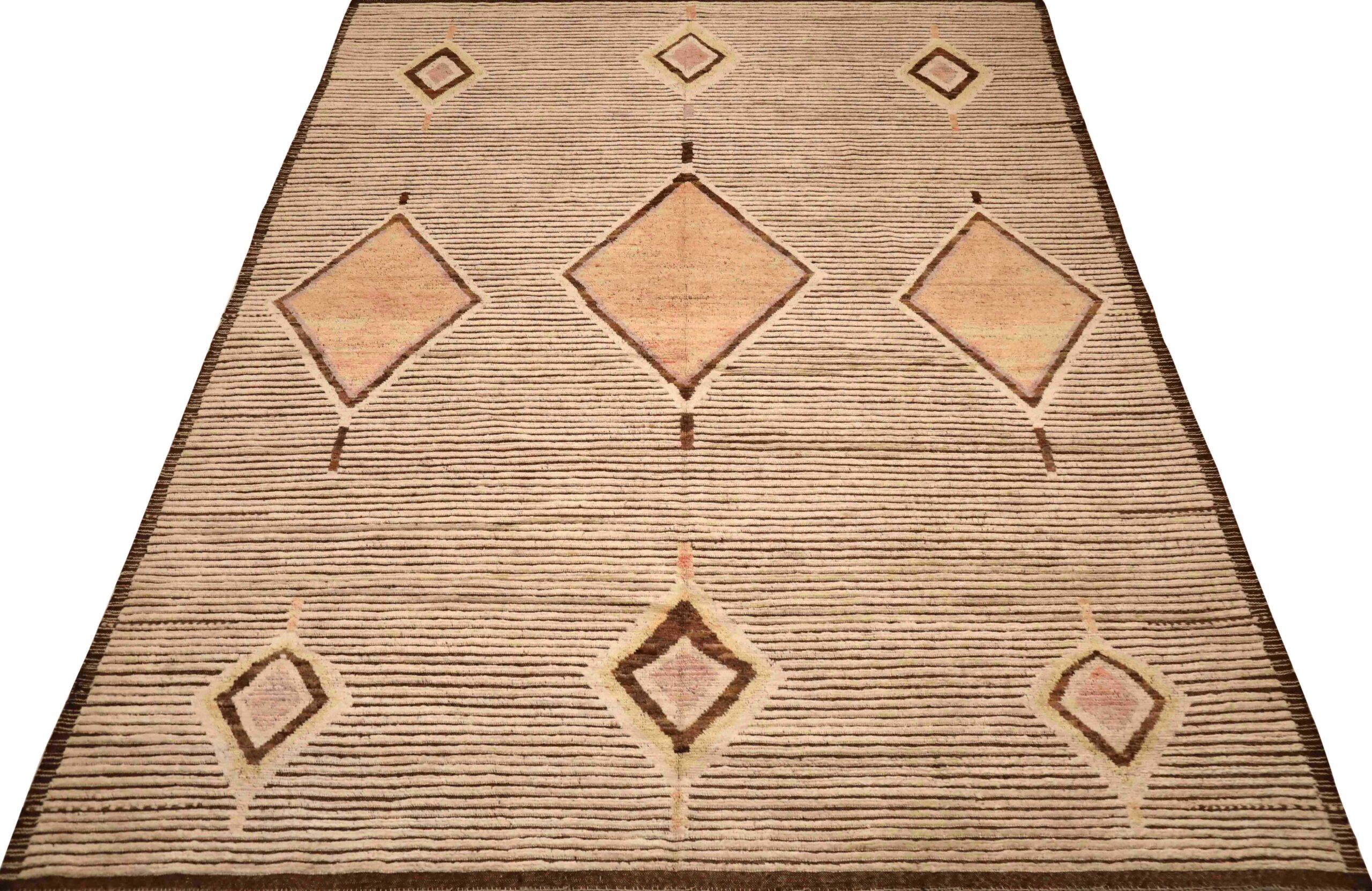 Entdecken Sie die Eleganz der marokkanischen Teppiche aus Afghanistan, die um 1990 entstanden sind. Dieses exklusive Design aus Wolle und IvoryTaupe ist perfekt, um Ihren Raum zu verschönern.