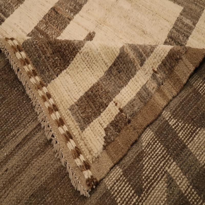 Entdecken Sie die Eleganz der afghanisch-marokkanischen Teppiche aus Marokko, die um 1990 entstanden sind. Dieses exklusive Design aus Wolle und Braun-Elfenbein ist perfekt, um Ihren Raum zu verschönern.