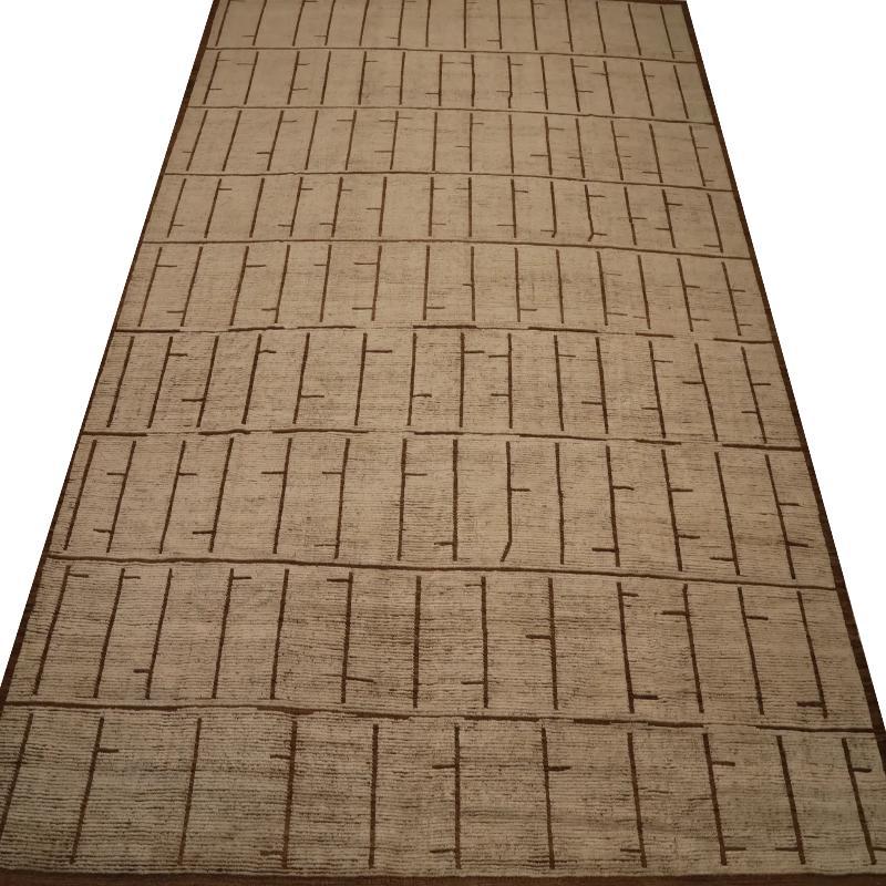 Entdecken Sie die Eleganz von AfghanistanMarokko Marokkanisch mit Over Size Teppich in CIRCA 1990. Dieses exklusive Design aus Wolle und Braun-Elfenbein ist perfekt, um Ihren Raum zu verschönern.