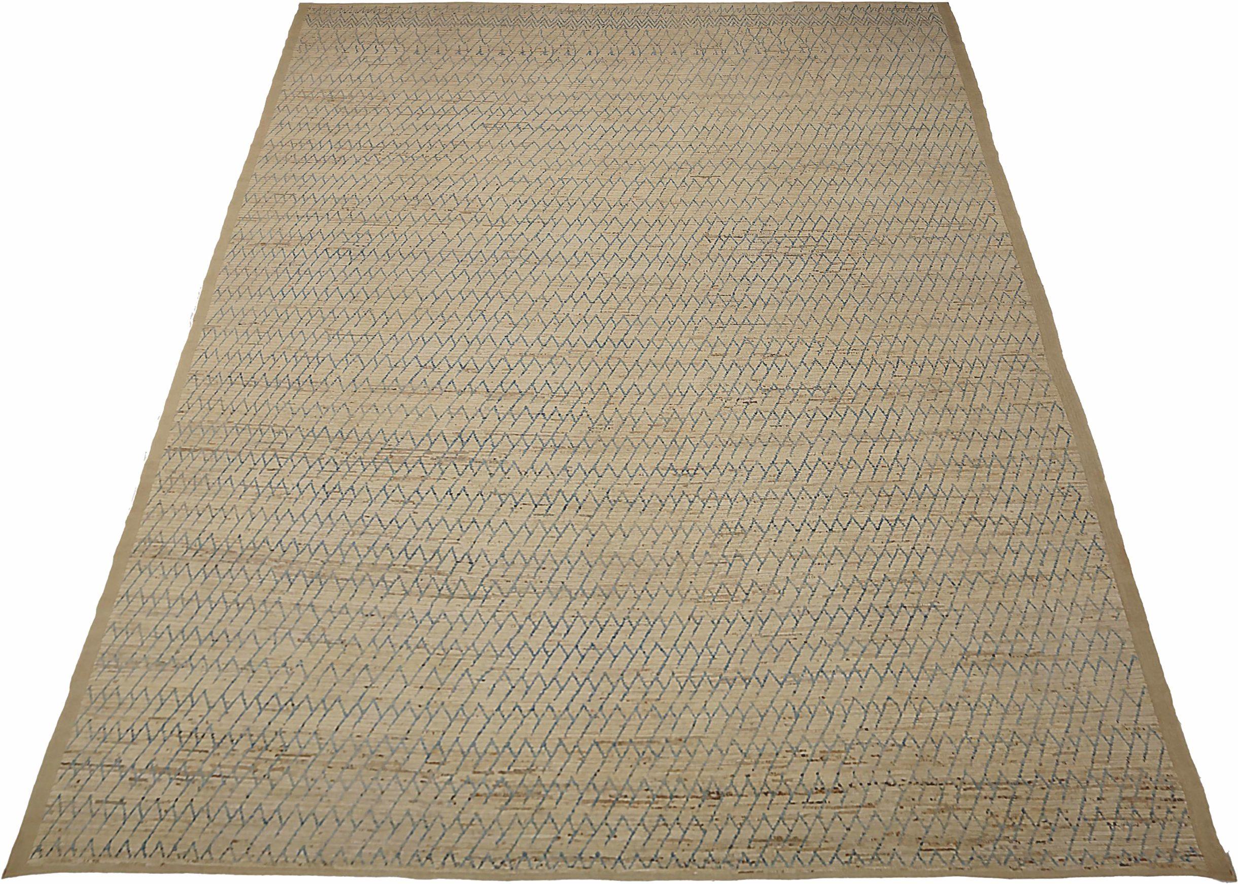 Entdecken Sie die Eleganz des marokkanischen Afghanistans mit dem Over-Size-Teppich von CIRCA 1990. Dieses exklusive Design aus Wolle und BlueTaupe ist perfekt, um Ihren Raum zu verschönern.