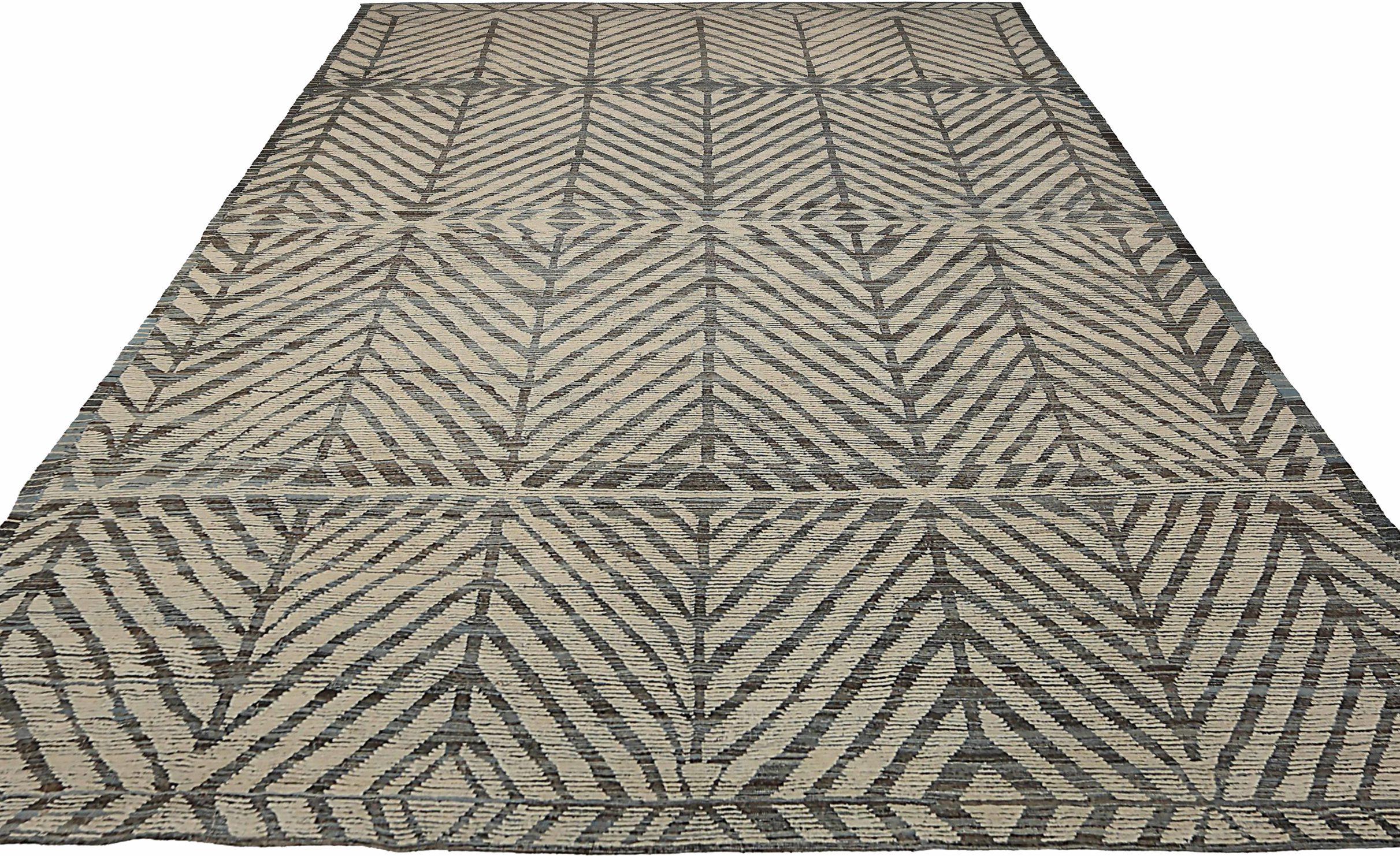 Découvrez l'élégance du tapis Over Size Afghanistan Moroccan featuring Circa 1990. Conçu avec de la laine et du Design/One, ce design exclusif est parfait pour mettre en valeur votre espace.