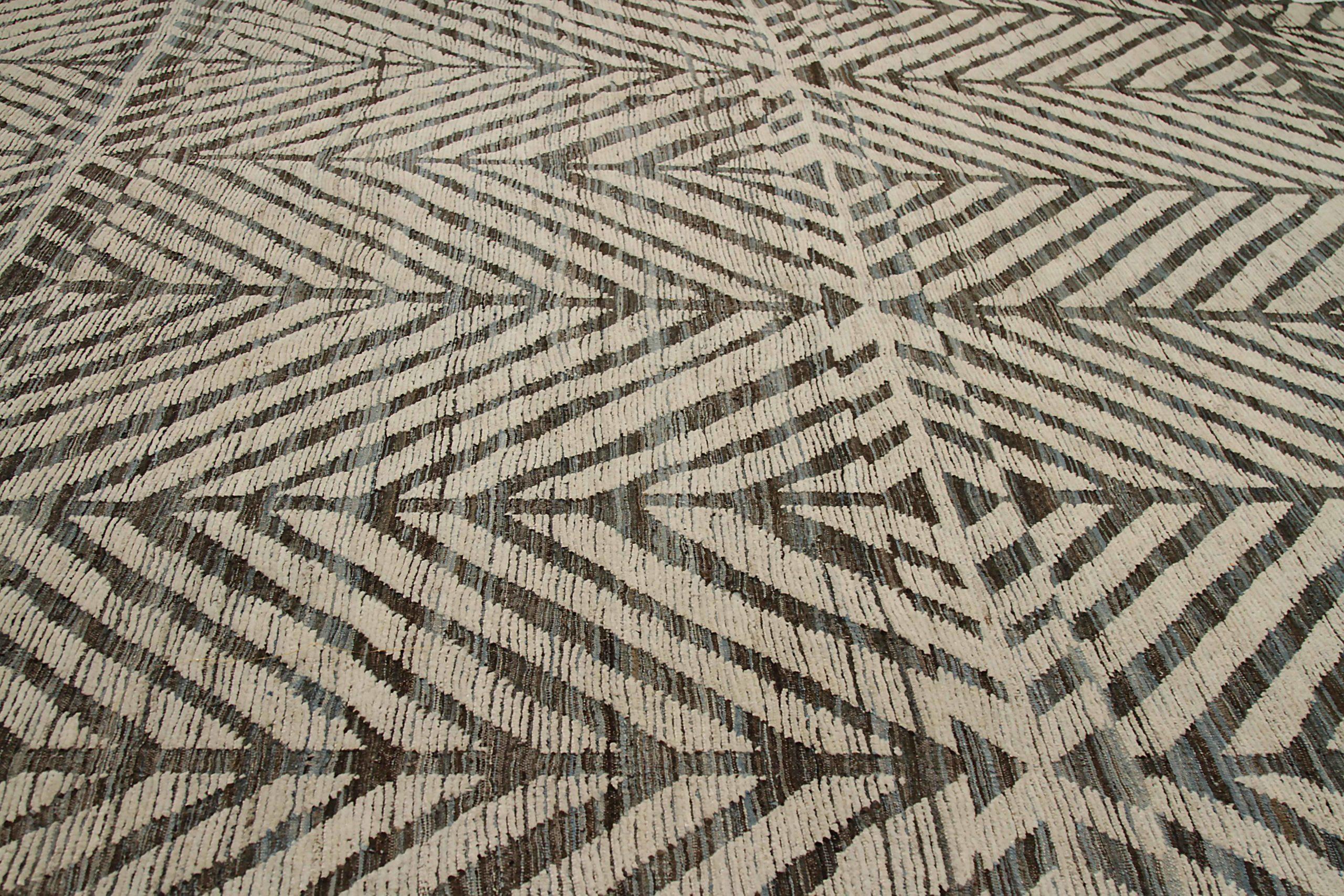 Afghanistan Tapis Marocain Circa 1990 - Laine Brown Ivory Design - 90565 Excellent état - En vente à Dallas, TX