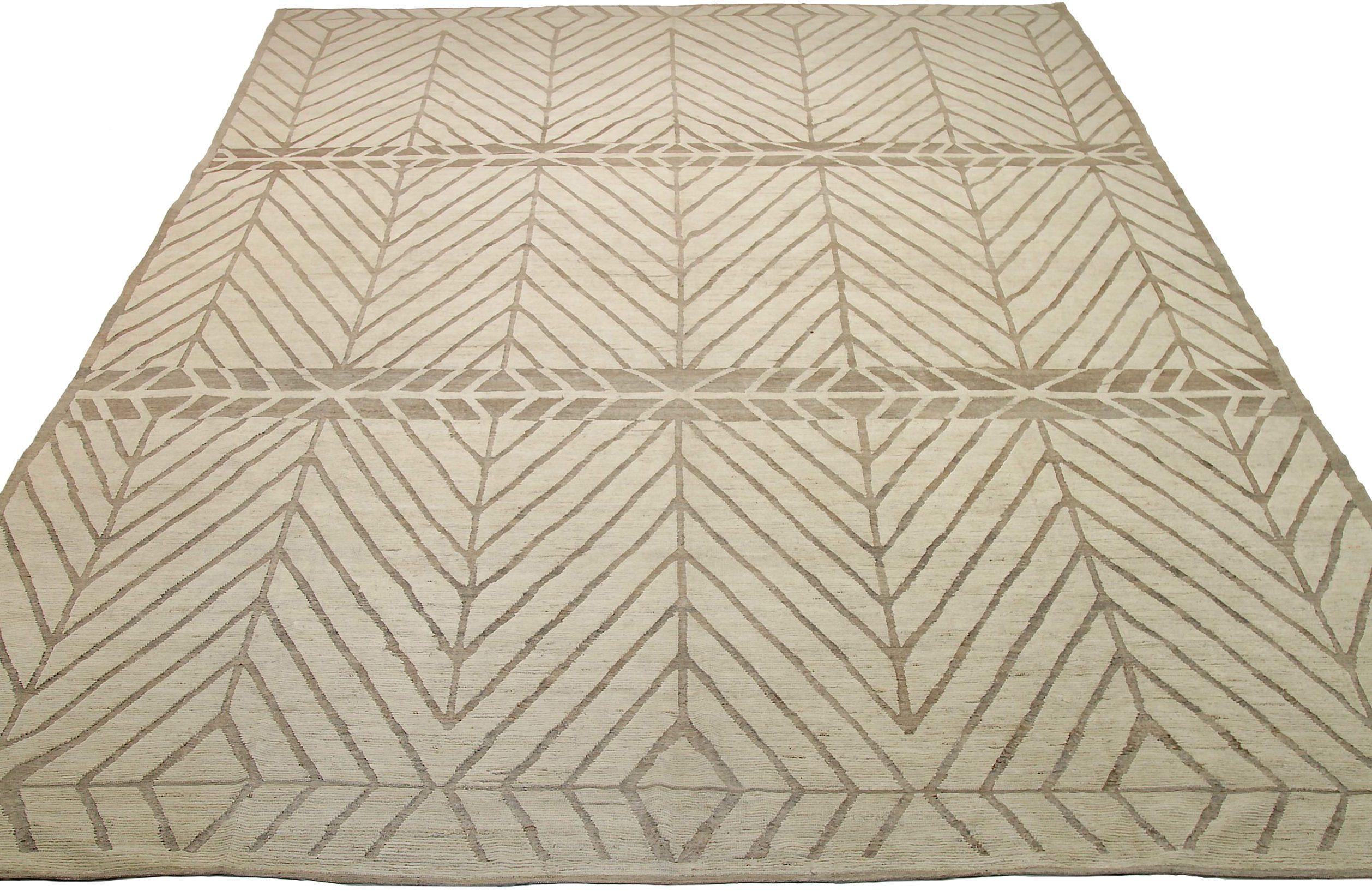 Entdecken Sie die Eleganz des marokkanischen Afghanistans mit dem Over-Size-Teppich von CIRCA 1990. Dieses exklusive Design aus Wolle und Braun-Elfenbein ist perfekt, um Ihren Raum zu verschönern.