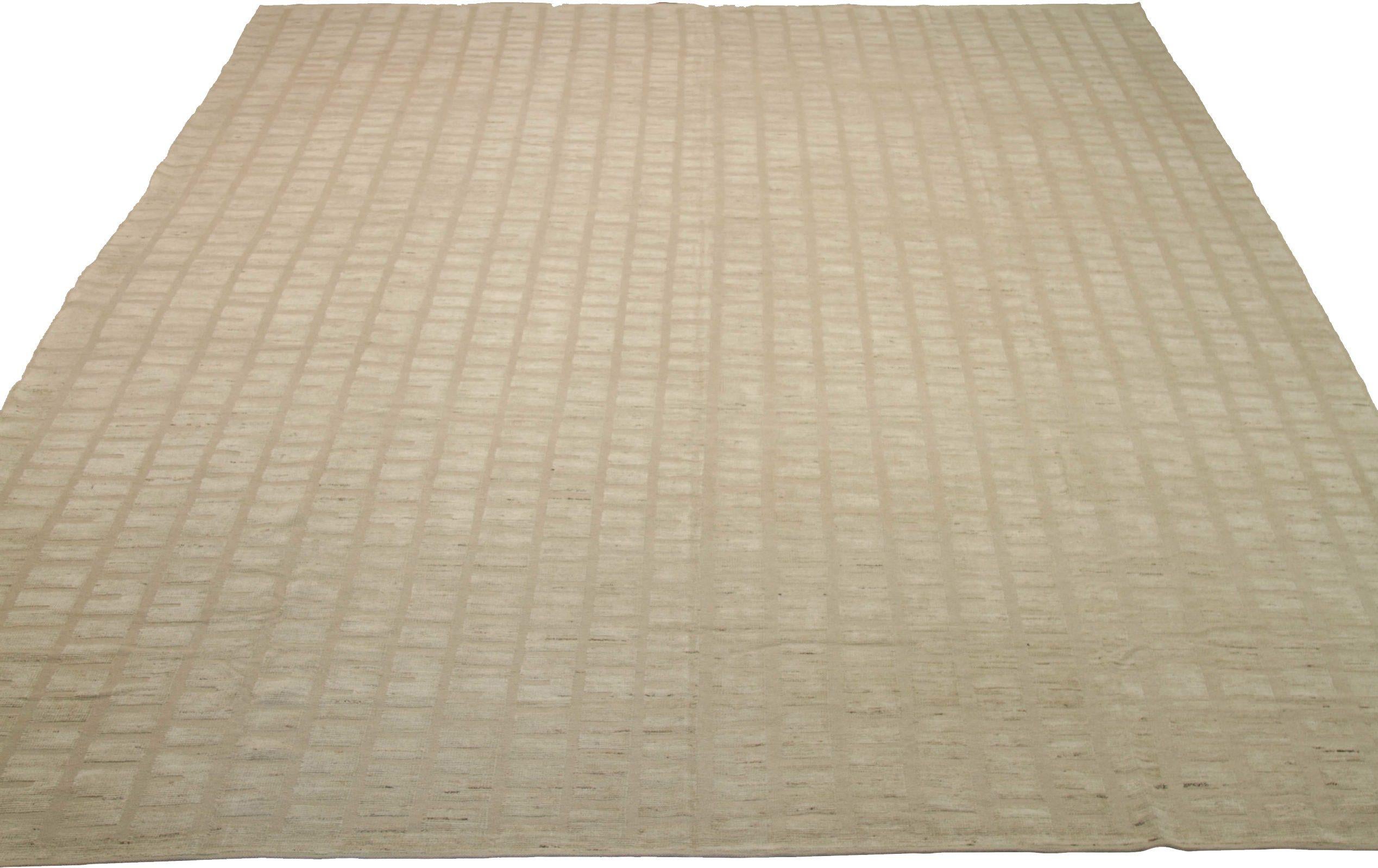 Entdecken Sie die Eleganz des marokkanischen Afghanistans mit dem Over-Size-Teppich von CIRCA 1990. Dieses exklusive Design aus Wolle und Elfenbein ist perfekt, um Ihren Raum zu verschönern.