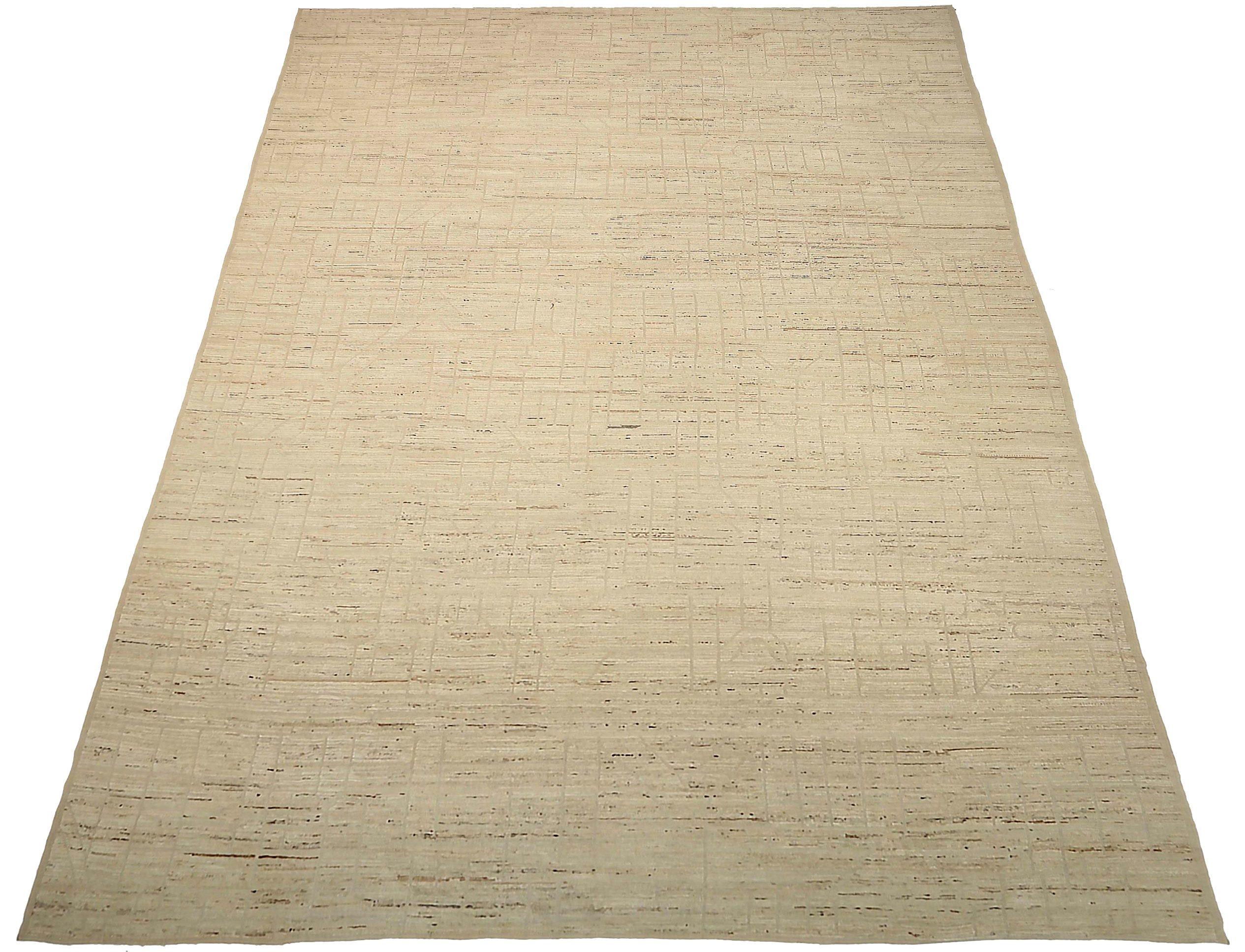 Entdecken Sie die Eleganz des marokkanischen Afghanistans mit dem Over-Size-Teppich von CIRCA 1990. Dieses exklusive Design aus Wolle und Taupe ist perfekt, um Ihren Raum zu verschönern.