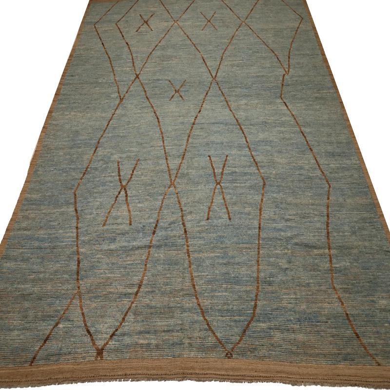 Découvrez l'élégance du tapis Over Size Afghanistan Moroccan featuring Circa 1990. Conçu avec de la laine et du BlueBrown, ce design exclusif est parfait pour mettre en valeur votre espace.