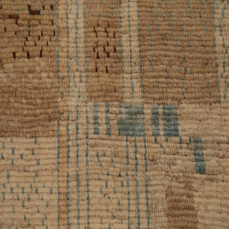 Entdecken Sie die Eleganz des marokkanischen Afghanistans mit dem Over-Size-Teppich von CIRCA 1990. Dieses exklusive Design aus Wolle und BlauBraunElfenbein ist perfekt, um Ihren Raum zu verschönern.