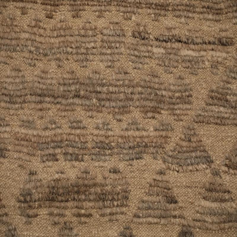 Entdecken Sie die Eleganz des marokkanischen Afghanistans mit dem Over-Size-Teppich von CIRCA 1990. Dieses exklusive Design aus Wolle und Braun ist perfekt, um Ihren Raum zu verschönern.