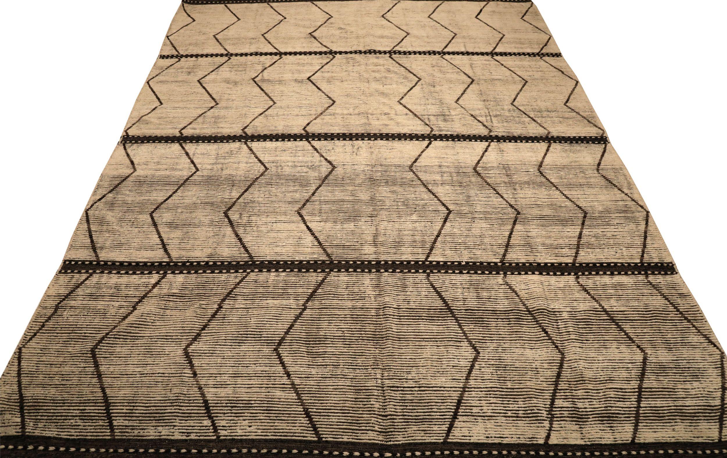 Scopri l'eleganza dell'Afghanistan Moroccan featuring Over Size Rug in CIRCA 1990. Progettato in lana e marrone-avorio, questo design esclusivo è perfetto per valorizzare il tuo spazio.