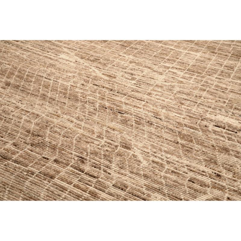 Scopri l'eleganza dell'Afghanistan Moroccan featuring Over Size Rug in CIRCA 1990. Progettato in lana e marrone-avorio, questo design esclusivo è perfetto per valorizzare il tuo spazio.