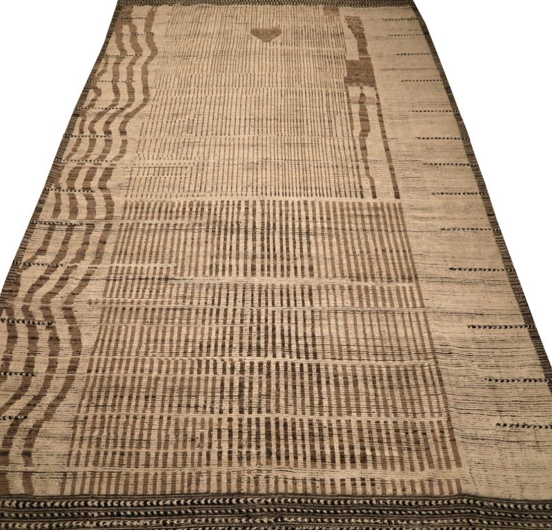 Scopri l'eleganza dell'Afghanistan Moroccan featuring Over Size Rug in CIRCA 1990. Progettato in lana e marrone-avorio, questo design esclusivo è perfetto per valorizzare il tuo spazio.