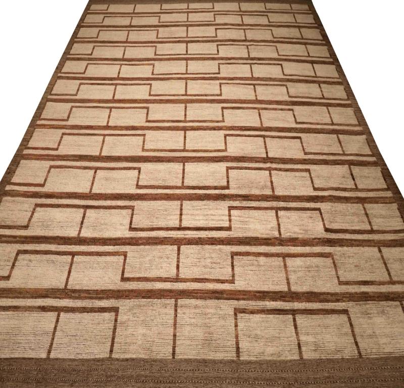 Scopri l'eleganza dell'Afghanistan Moroccan featuring Over Size Rug in CIRCA 1990. Progettato in lana e marrone-avorio, questo design esclusivo è perfetto per valorizzare il tuo spazio.