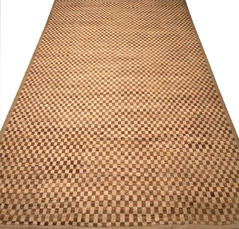 Scopri l'eleganza dell'Afghanistan Moroccan featuring Over Size Rug in CIRCA 1990. Progettato in lana e marrone-avorio, questo design esclusivo è perfetto per valorizzare il tuo spazio.