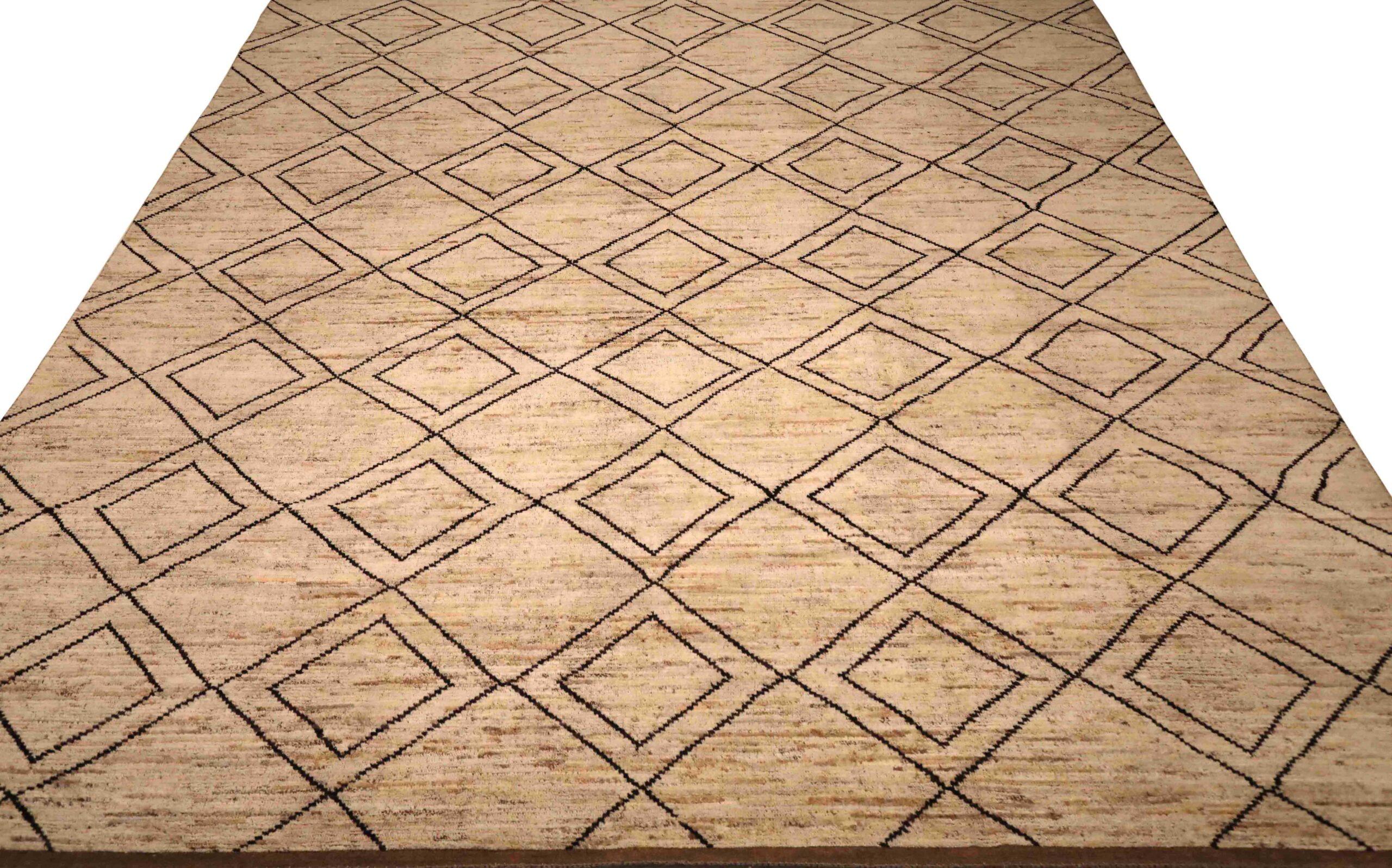 Entdecken Sie die Eleganz des marokkanischen Afghanistans mit dem Over-Size-Teppich von CIRCA 1990. Dieses exklusive Design aus Wolle und Braun-Elfenbein ist perfekt, um Ihren Raum zu verschönern.