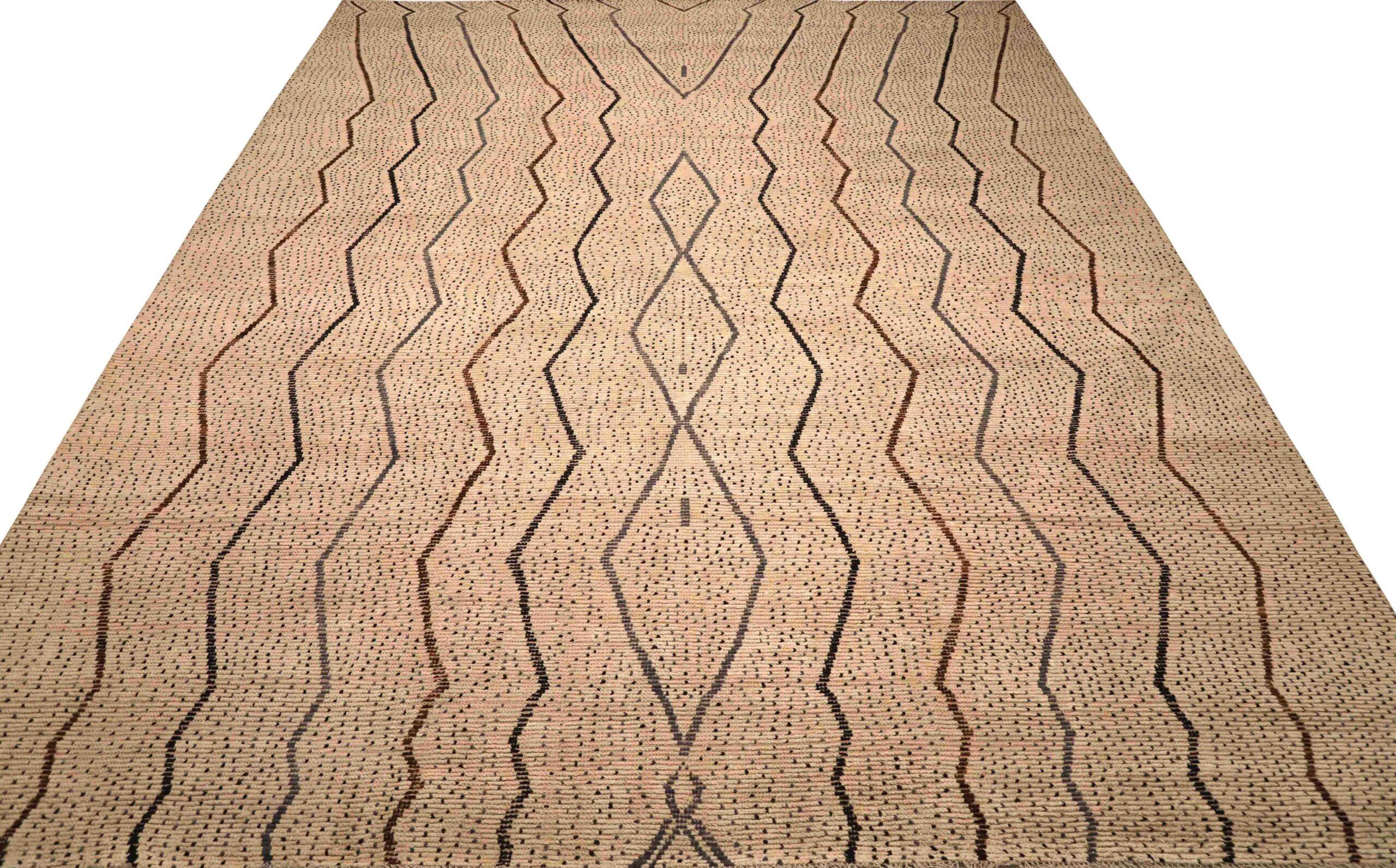 Entdecken Sie die Eleganz des marokkanischen Afghanistans mit dem Over-Size-Teppich von CIRCA 1990. Dieses exklusive Design aus Wolle und Braun-Elfenbein ist perfekt, um Ihren Raum zu verschönern.