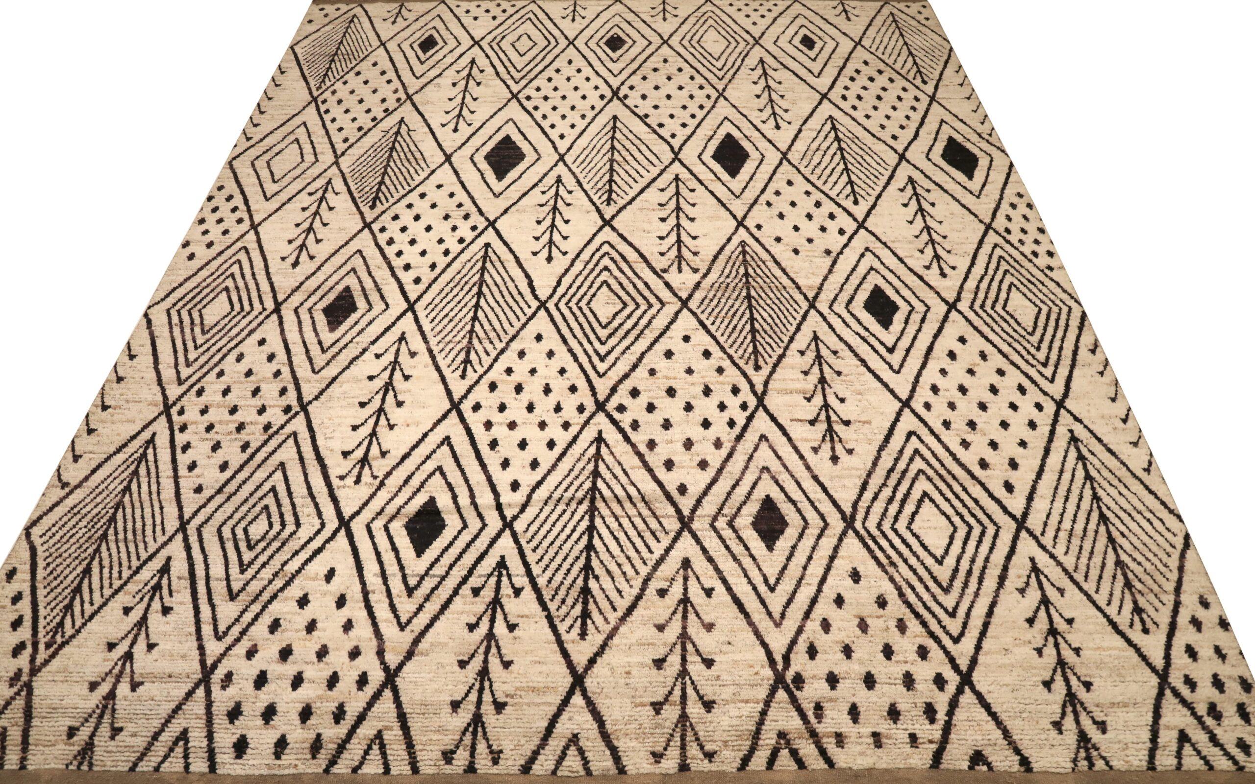Scopri l'eleganza dell'Afghanistan Moroccan featuring Over Size Rug in CIRCA 1990. Progettato in lana e marrone-avorio, questo design esclusivo è perfetto per valorizzare il tuo spazio.