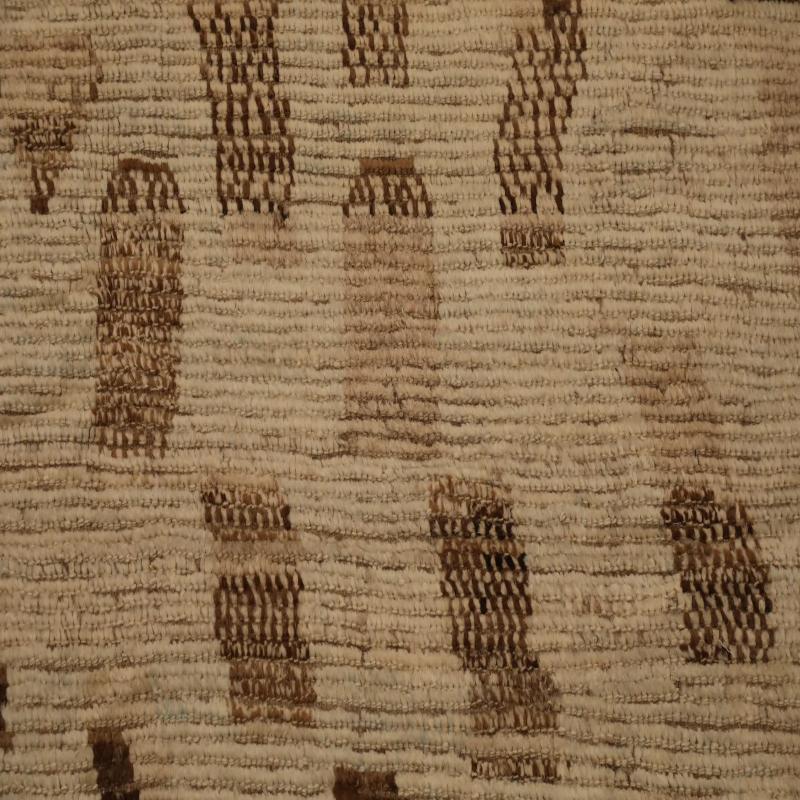 Entdecken Sie die Eleganz des marokkanischen Afghanistans mit dem Over-Size-Teppich von CIRCA 1990. Dieses exklusive Design aus Wolle und Braun-Elfenbein ist perfekt, um Ihren Raum zu verschönern.