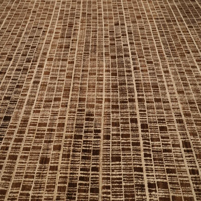 Entdecken Sie die Eleganz des marokkanischen Afghanistans mit dem Over-Size-Teppich von CIRCA 1990. Dieses exklusive Design aus Wolle und Braun-Elfenbein ist perfekt, um Ihren Raum zu verschönern.