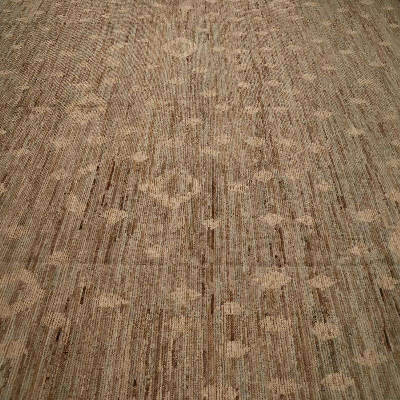 Scopri l'eleganza dell'Afghanistan Moroccan featuring Over Size Rug in CIRCA 1990. Progettato in lana e marrone-avorio, questo design esclusivo è perfetto per valorizzare il tuo spazio.