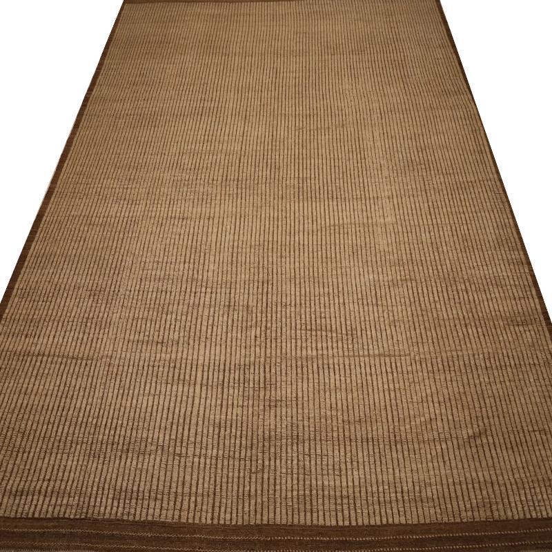Entdecken Sie die Eleganz des marokkanischen Afghanistans mit dem Over-Size-Teppich von CIRCA 1990. Dieses exklusive Design aus Wolle und Braun-Elfenbein ist perfekt, um Ihren Raum zu verschönern.