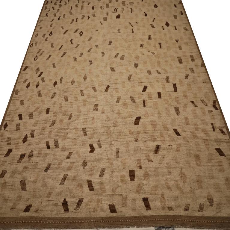 Scopri l'eleganza dell'Afghanistan Moroccan featuring Over Size Rug in CIRCA 1990. Progettato in lana e marrone-avorio, questo design esclusivo è perfetto per valorizzare il tuo spazio.