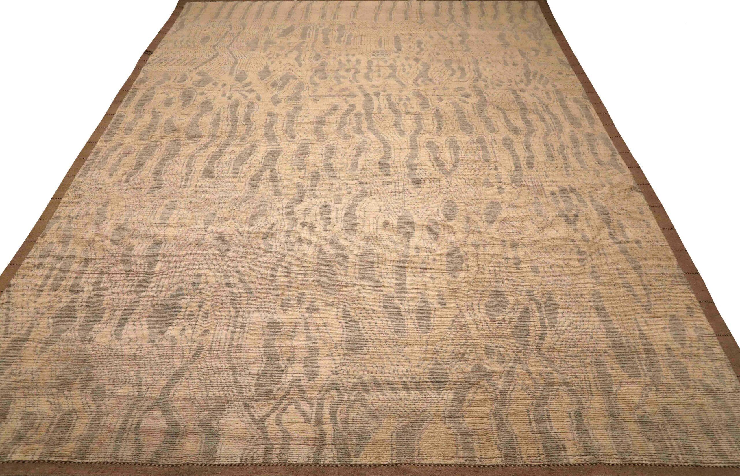 Entdecken Sie die Eleganz des marokkanischen Afghanistans mit dem Over-Size-Teppich von CIRCA 1990. Dieses exklusive Design aus Wolle und Braun-Elfenbein-Taupe ist perfekt, um Ihren Raum zu verschönern.