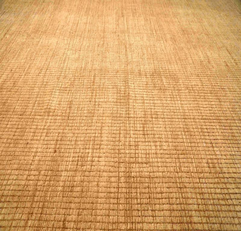 Scopri l'eleganza dell'Afghanistan Moroccan featuring Over Size Rug in CIRCA 1990. Progettato con lana e avorio, questo design esclusivo è perfetto per valorizzare il tuo spazio.