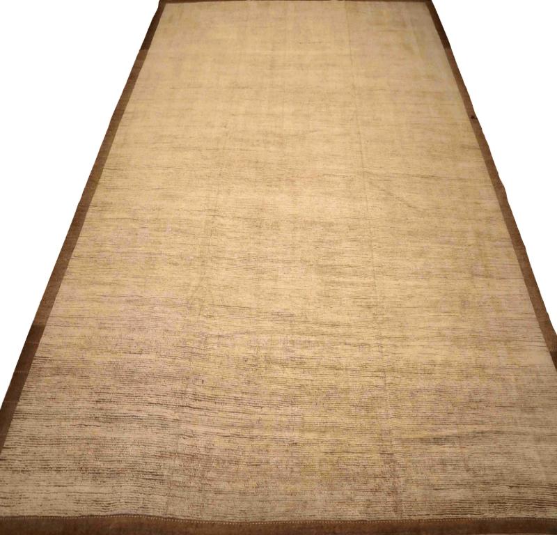 Scopri l'eleganza dell'Afghanistan Moroccan featuring Over Size Rug in CIRCA 1990. Progettato con lana e avorio, questo design esclusivo è perfetto per valorizzare il tuo spazio.