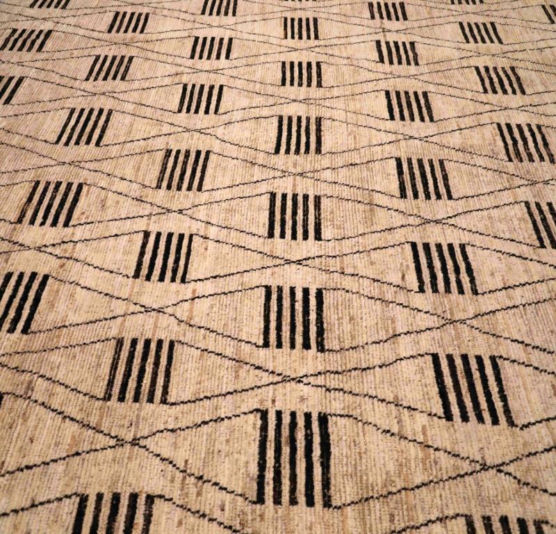 Entdecken Sie die Eleganz des marokkanischen Afghanistans mit dem Over-Size-Teppich von CIRCA 1990. Dieses exklusive Design aus Wolle und Elfenbein ist perfekt, um Ihren Raum zu verschönern.