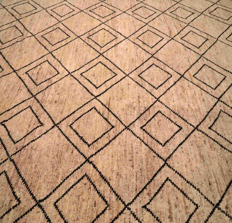 Entdecken Sie die Eleganz des marokkanischen Afghanistans mit dem Over-Size-Teppich von CIRCA 1990. Dieses exklusive Design aus Wolle und Elfenbein ist perfekt, um Ihren Raum zu verschönern.