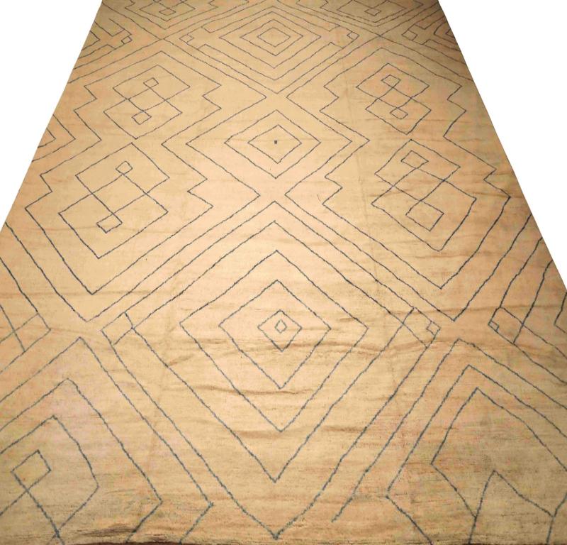 Entdecken Sie die Eleganz des marokkanischen Afghanistans mit dem Over-Size-Teppich von CIRCA 1990. Dieses exklusive Design aus Wolle und Elfenbein ist perfekt, um Ihren Raum zu verschönern.