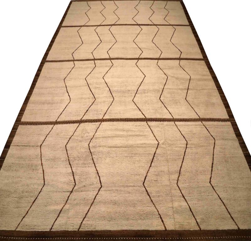Scopri l'eleganza dell'Afghanistan Moroccan featuring Over Size Rug in CIRCA 1990. Progettato con lana e avorio, questo design esclusivo è perfetto per valorizzare il tuo spazio.