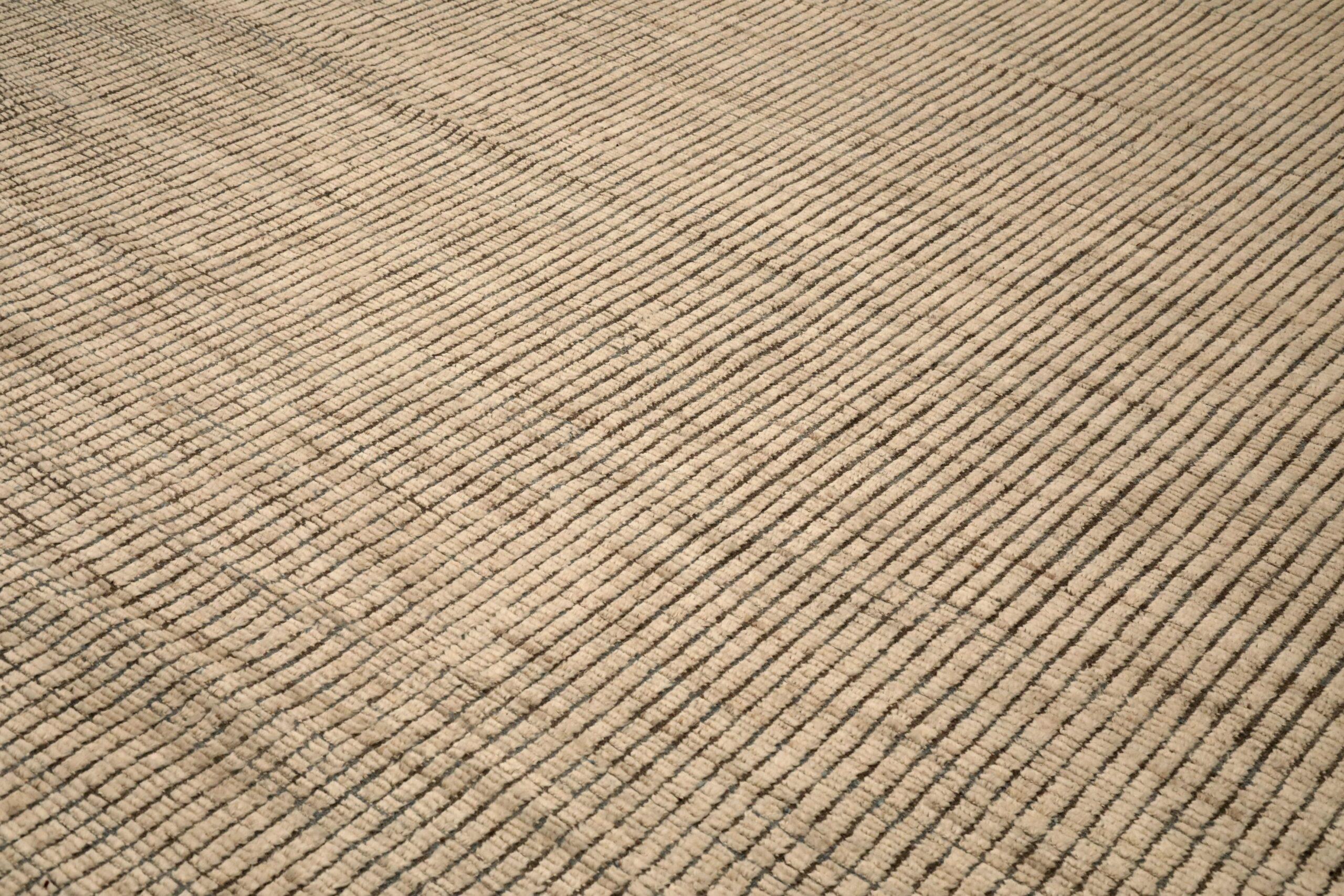 Scopri l'eleganza dell'Afghanistan Moroccan featuring Over Size Rug in CIRCA 1990. Progettato con lana e avorio, questo design esclusivo è perfetto per valorizzare il tuo spazio.