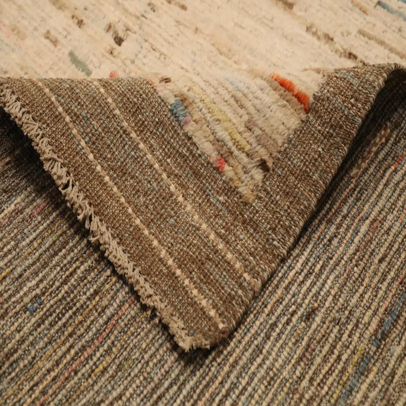 Entdecken Sie die Eleganz des marokkanischen Afghanistans mit dem Over-Size-Teppich von CIRCA 1990. Dieses exklusive Design aus Wolle und Elfenbein ist perfekt, um Ihren Raum zu verschönern.