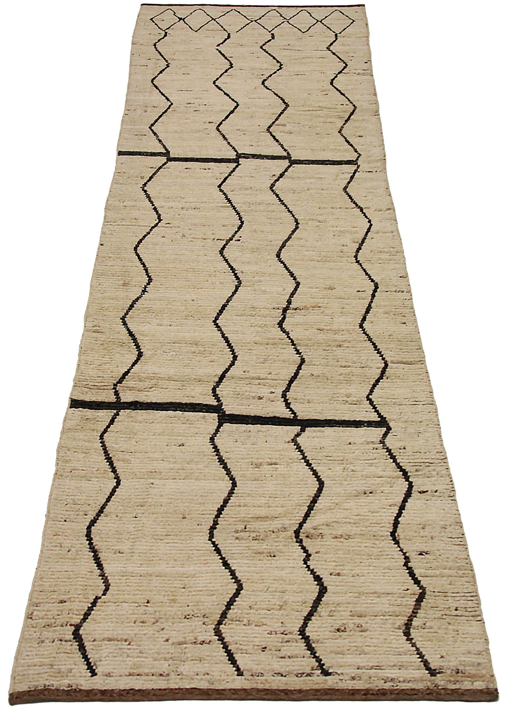 Scopri l'eleganza dell'Afghanistan Moroccan featuring Runner Rug di CIRCA 1990. Progettato in lana e nero-avorio, questo design esclusivo è perfetto per valorizzare il tuo spazio.