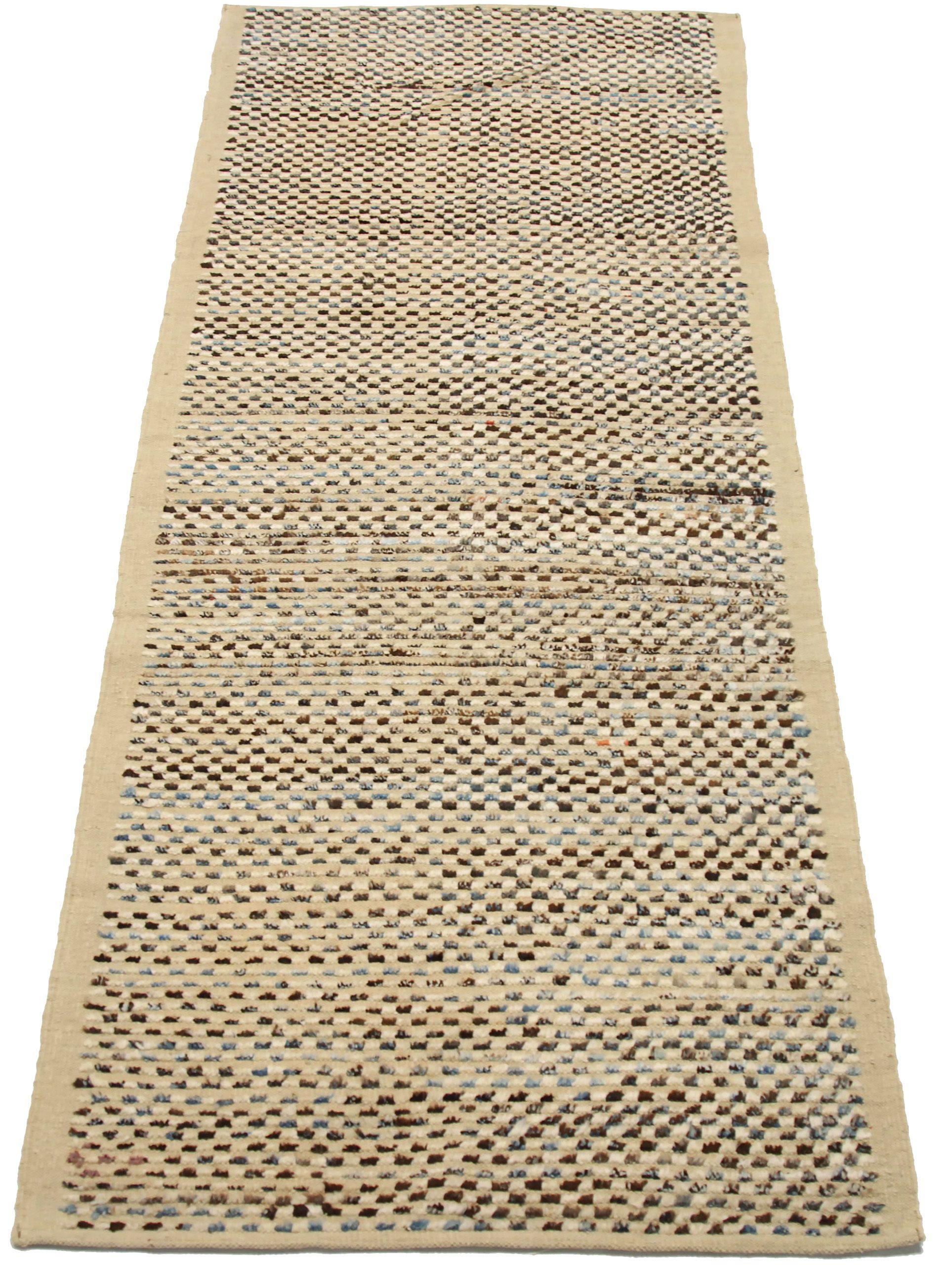 Entdecken Sie die Eleganz des marokkanischen Afghanistans mit dem Läufer von CIRCA 1990. Dieses exklusive Design aus Wolle und BlauBraunElfenbein ist perfekt, um Ihren Raum zu verschönern.