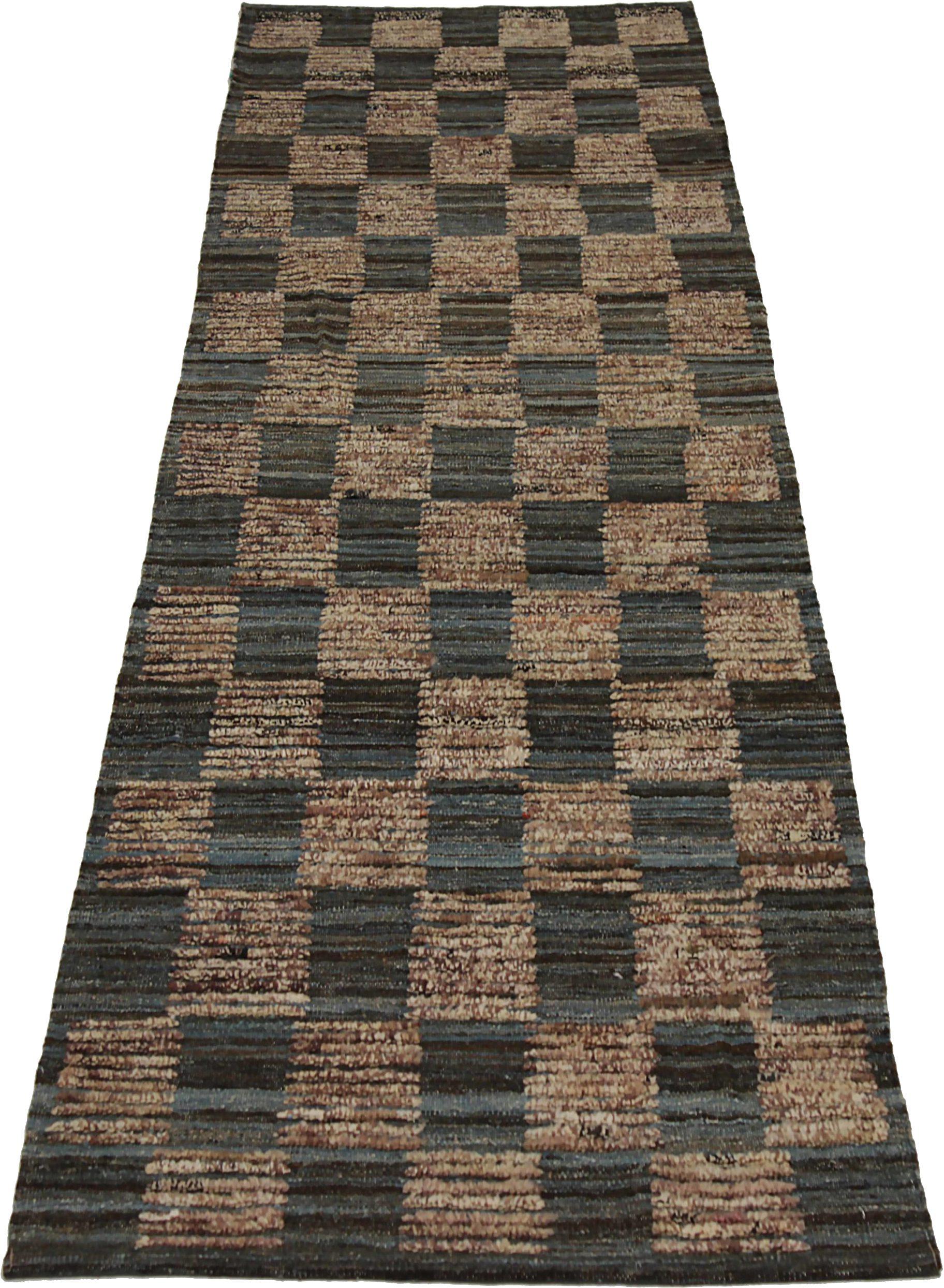 Entdecken Sie die Eleganz des marokkanischen Afghanistans mit dem Läufer von CIRCA 1990. Dieses exklusive Design aus Wolle und Braun ist perfekt, um Ihren Raum zu verschönern.
