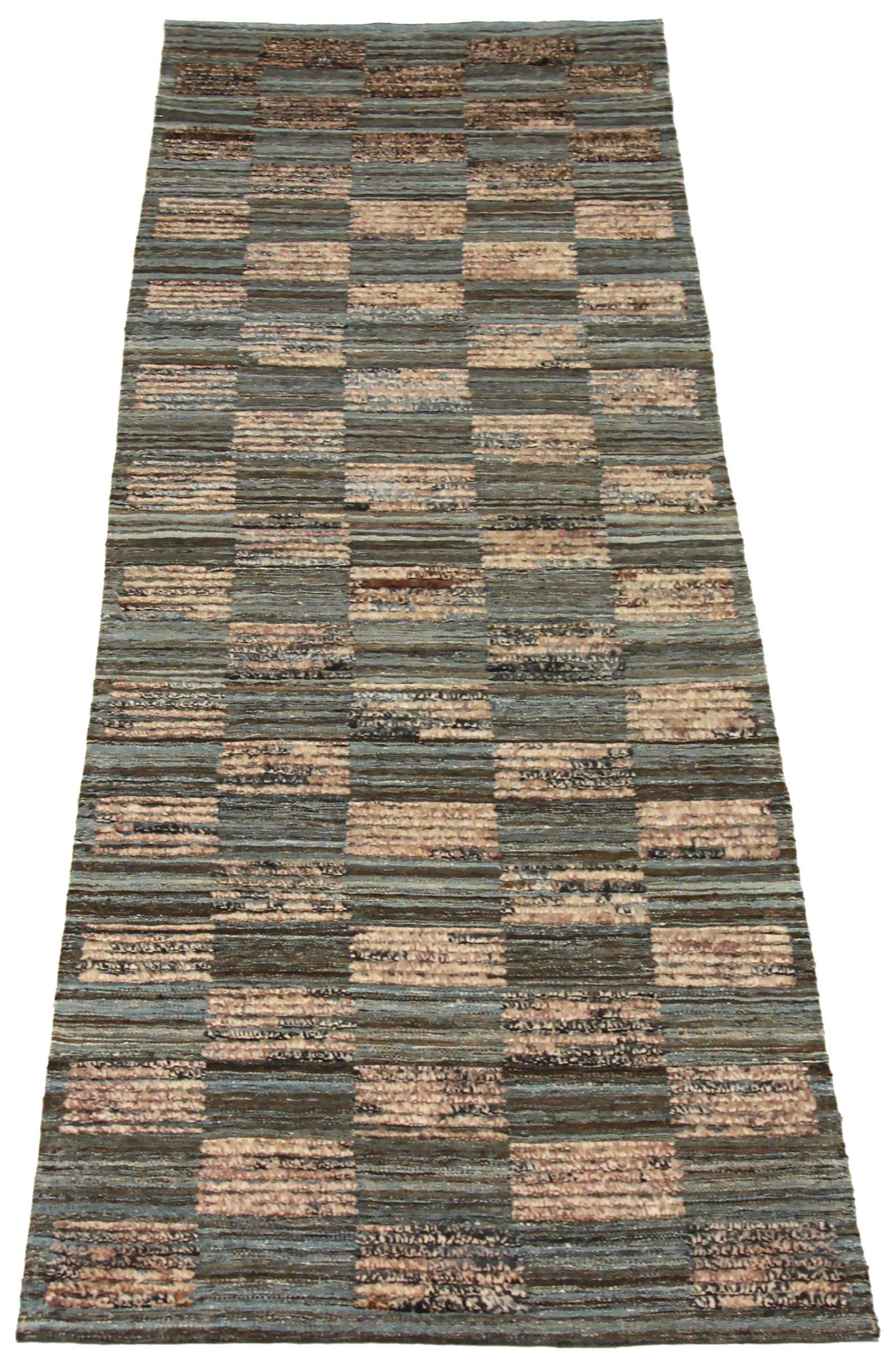 Entdecken Sie die Eleganz des marokkanischen Afghanistans mit dem Läufer von CIRCA 1990. Dieses exklusive Design aus Wolle und BraunGrauElfenbein ist perfekt, um Ihren Raum zu verschönern.