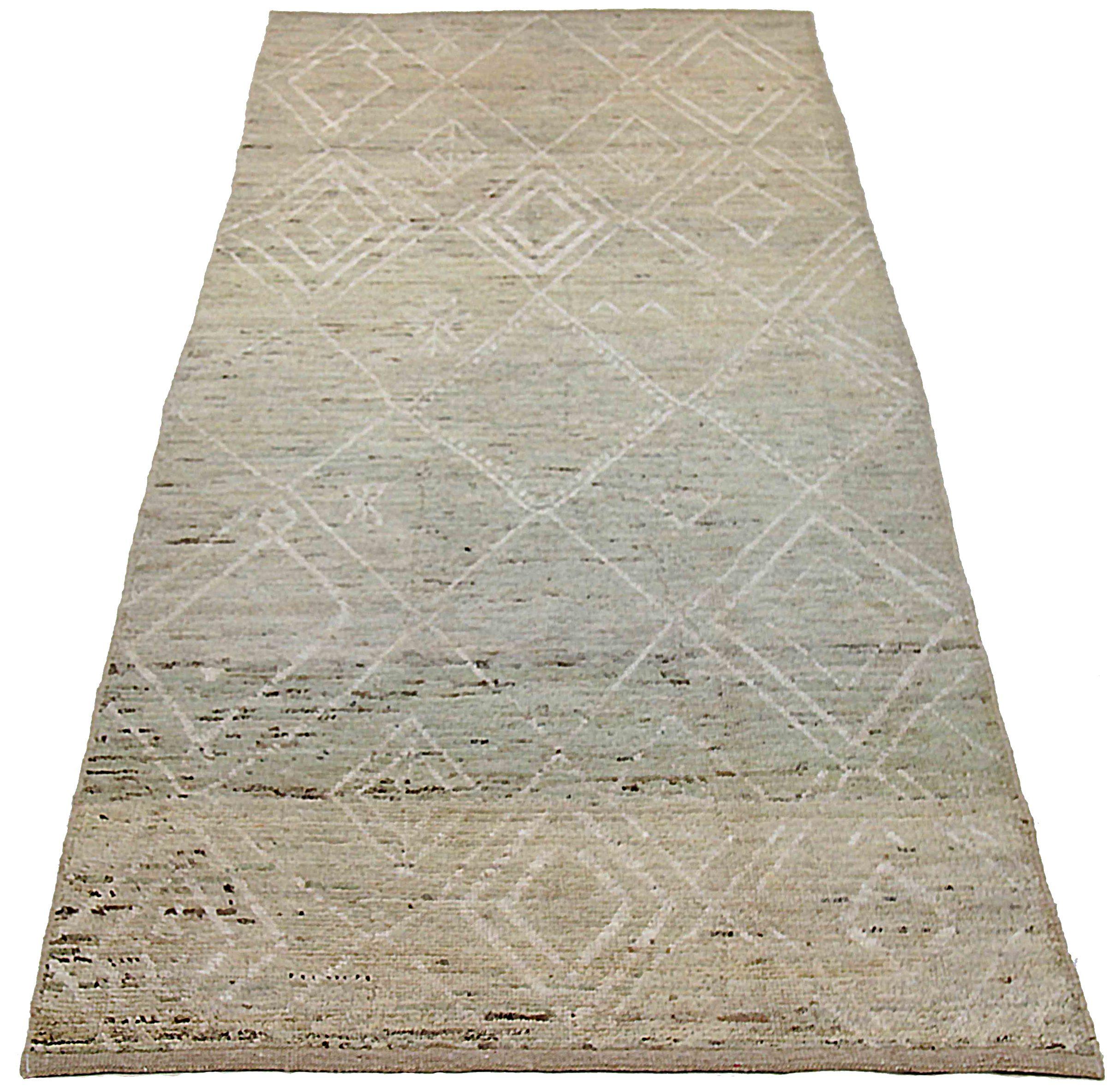 Scopri l'eleganza dell'Afghanistan Moroccan featuring Runner Rug di CIRCA 1990. Progettato in lana e marrone-avorio, questo design esclusivo è perfetto per valorizzare il tuo spazio.