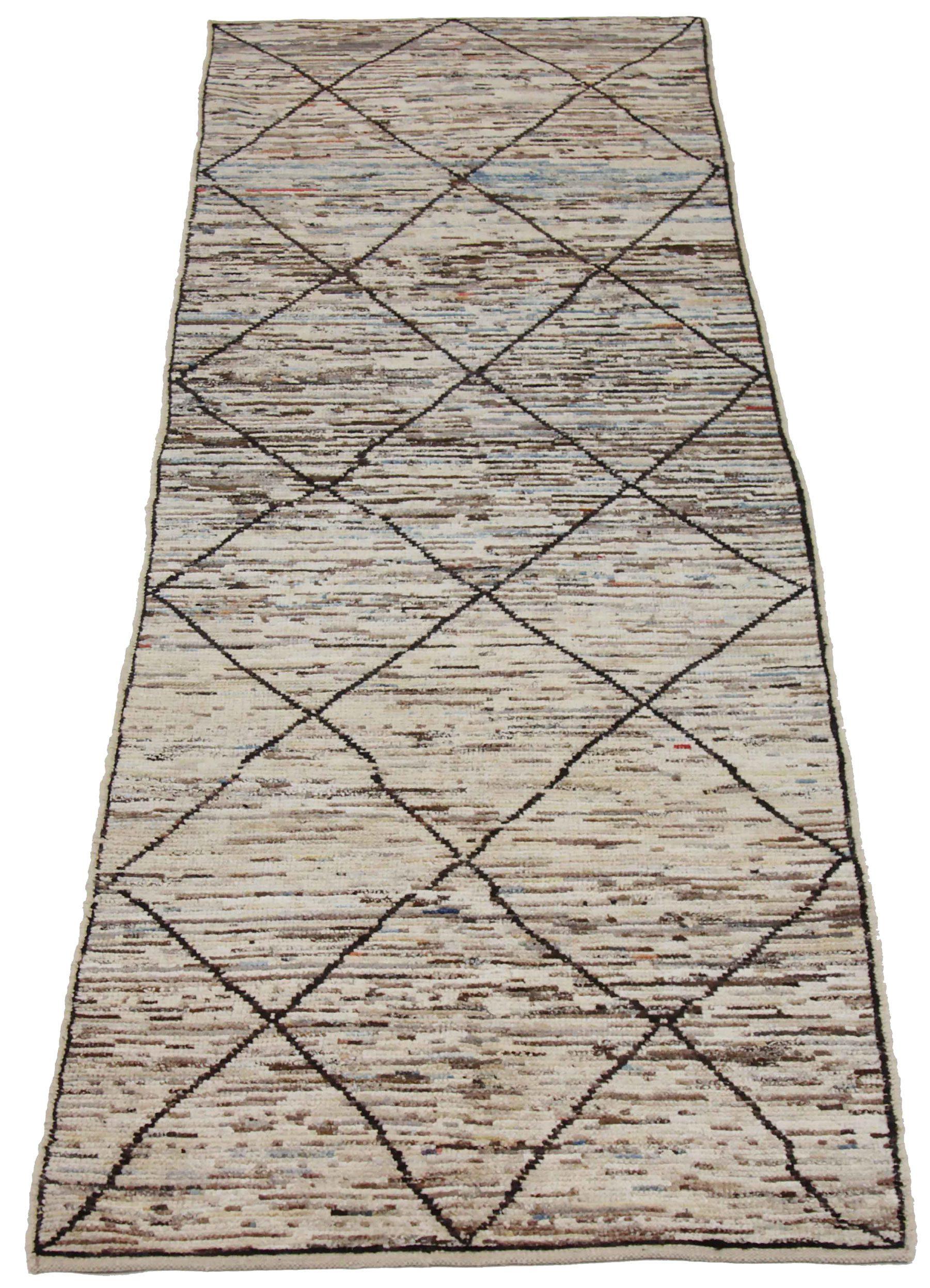 Entdecken Sie die Eleganz des marokkanischen Afghanistans mit dem Läufer von CIRCA 1990. Dieses exklusive Design aus Wolle und Braun-Elfenbein ist perfekt, um Ihren Raum zu verschönern.