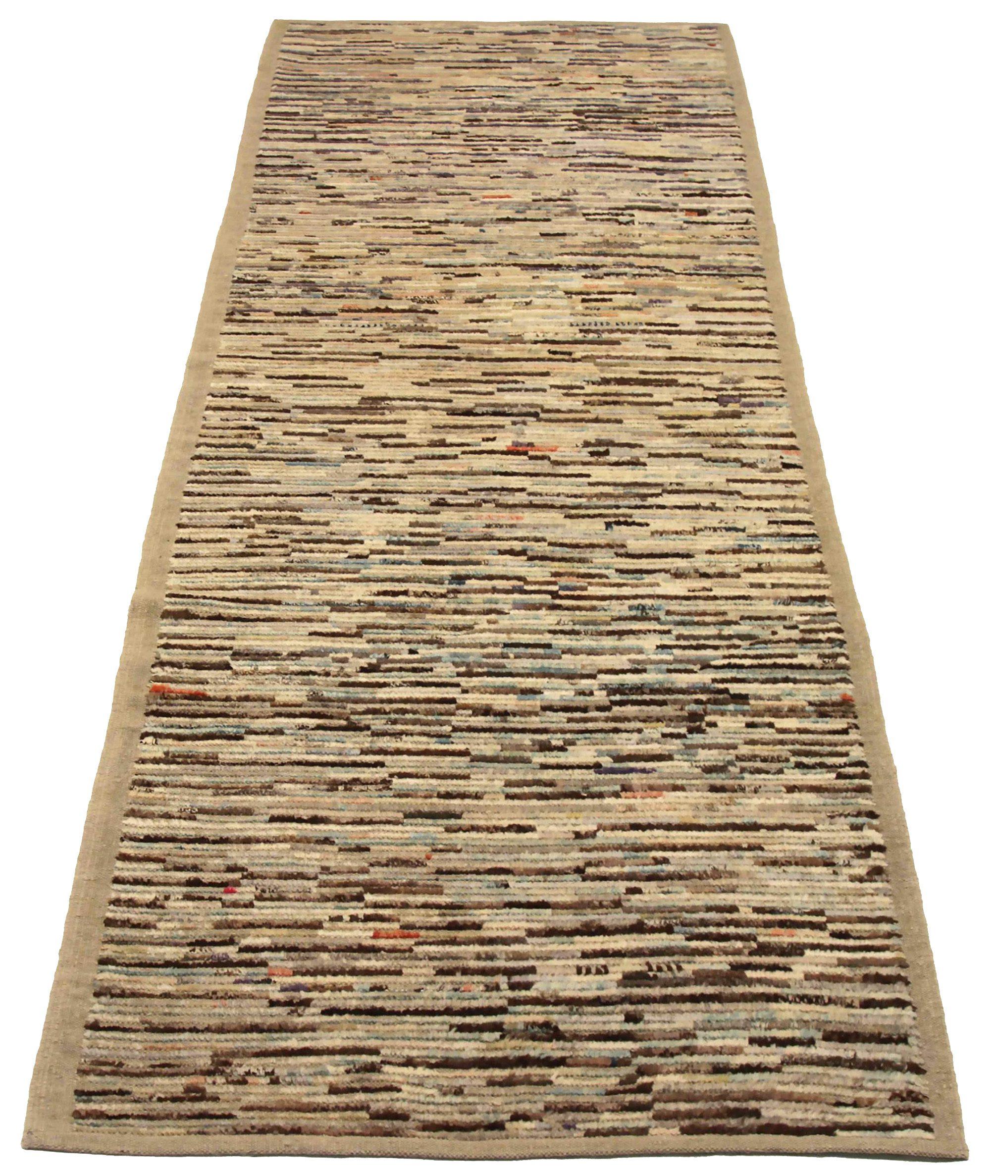 Scopri l'eleganza dell'Afghanistan Moroccan featuring Runner Rug di CIRCA 1990. Progettato in lana e marrone-avorio, questo design esclusivo è perfetto per valorizzare il tuo spazio.