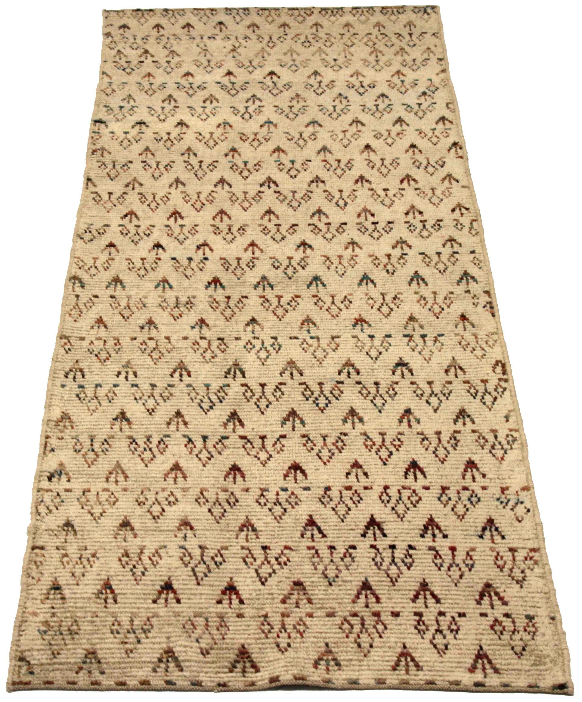 Entdecken Sie die Eleganz des marokkanischen Afghanistans mit dem Läufer von CIRCA 1990. Dieses exklusive Design aus Wolle und Braun-Elfenbein ist perfekt, um Ihren Raum zu verschönern.
