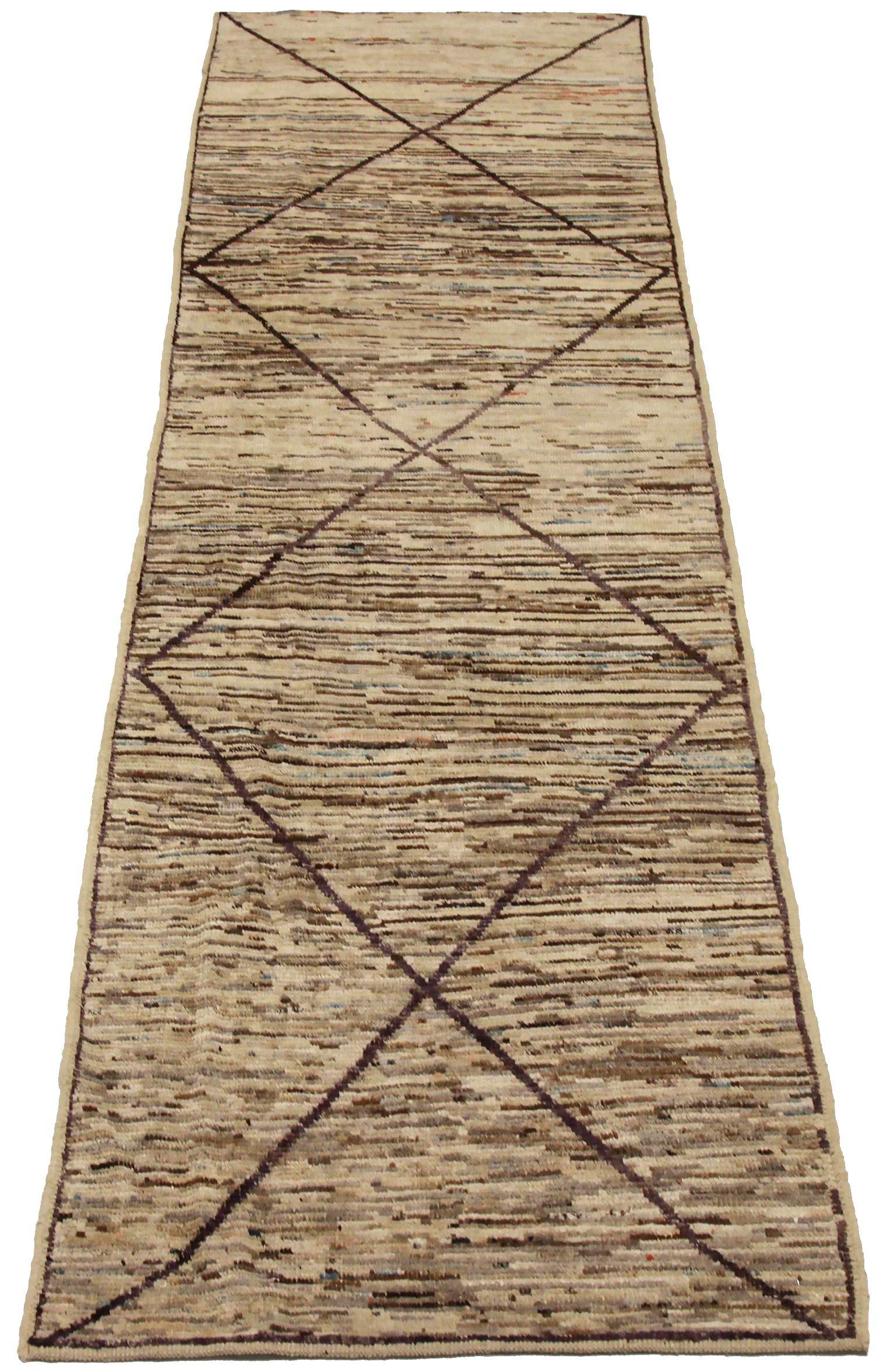 Scopri l'eleganza dell'Afghanistan Moroccan featuring Runner Rug di CIRCA 1990. Progettato in lana e marrone-avorio, questo design esclusivo è perfetto per valorizzare il tuo spazio.