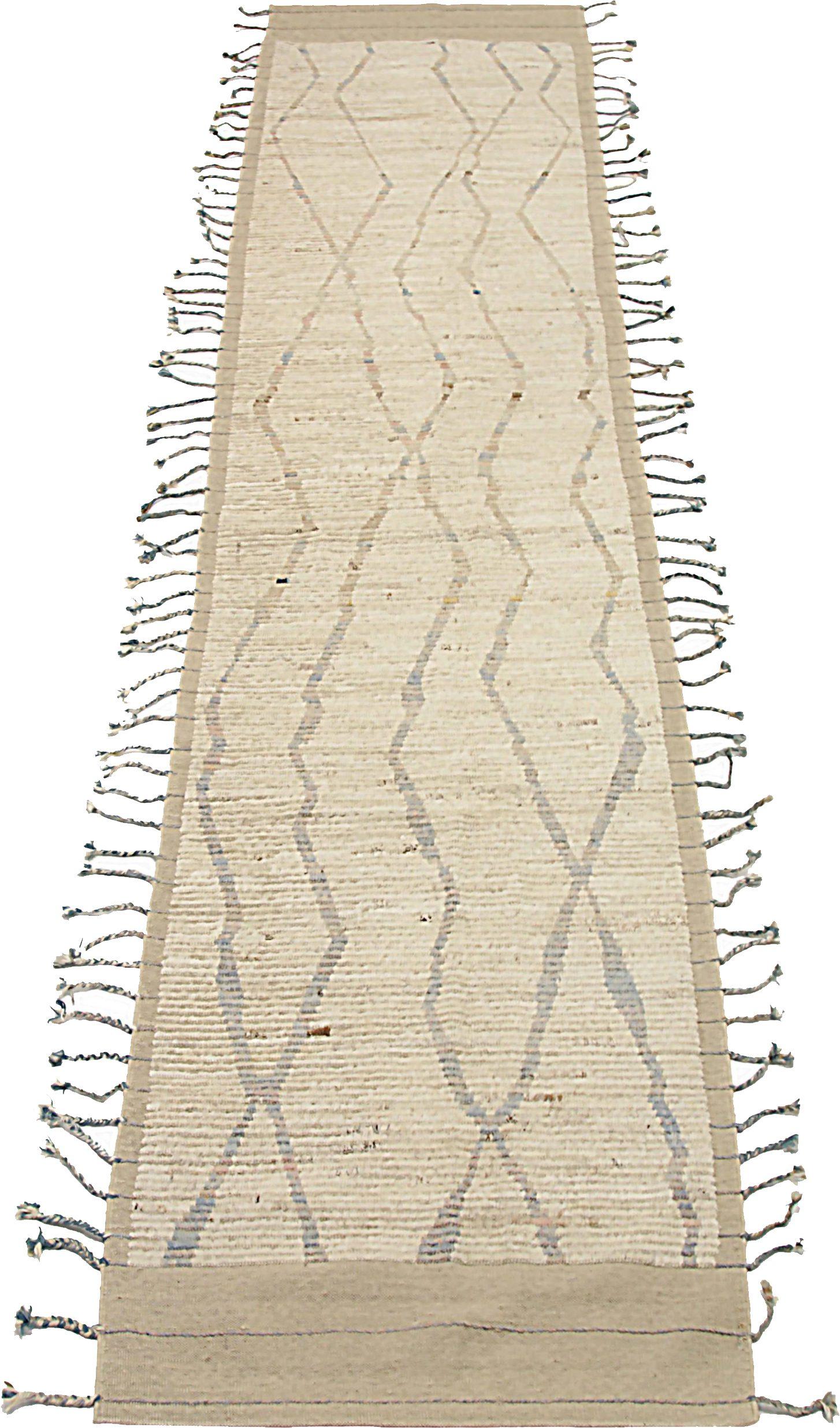Scopri l'eleganza dell'Afghanistan Moroccan featuring Runner Rug di CIRCA 1990. Progettato con lana e grigio-avorio, questo design esclusivo è perfetto per valorizzare il tuo spazio.