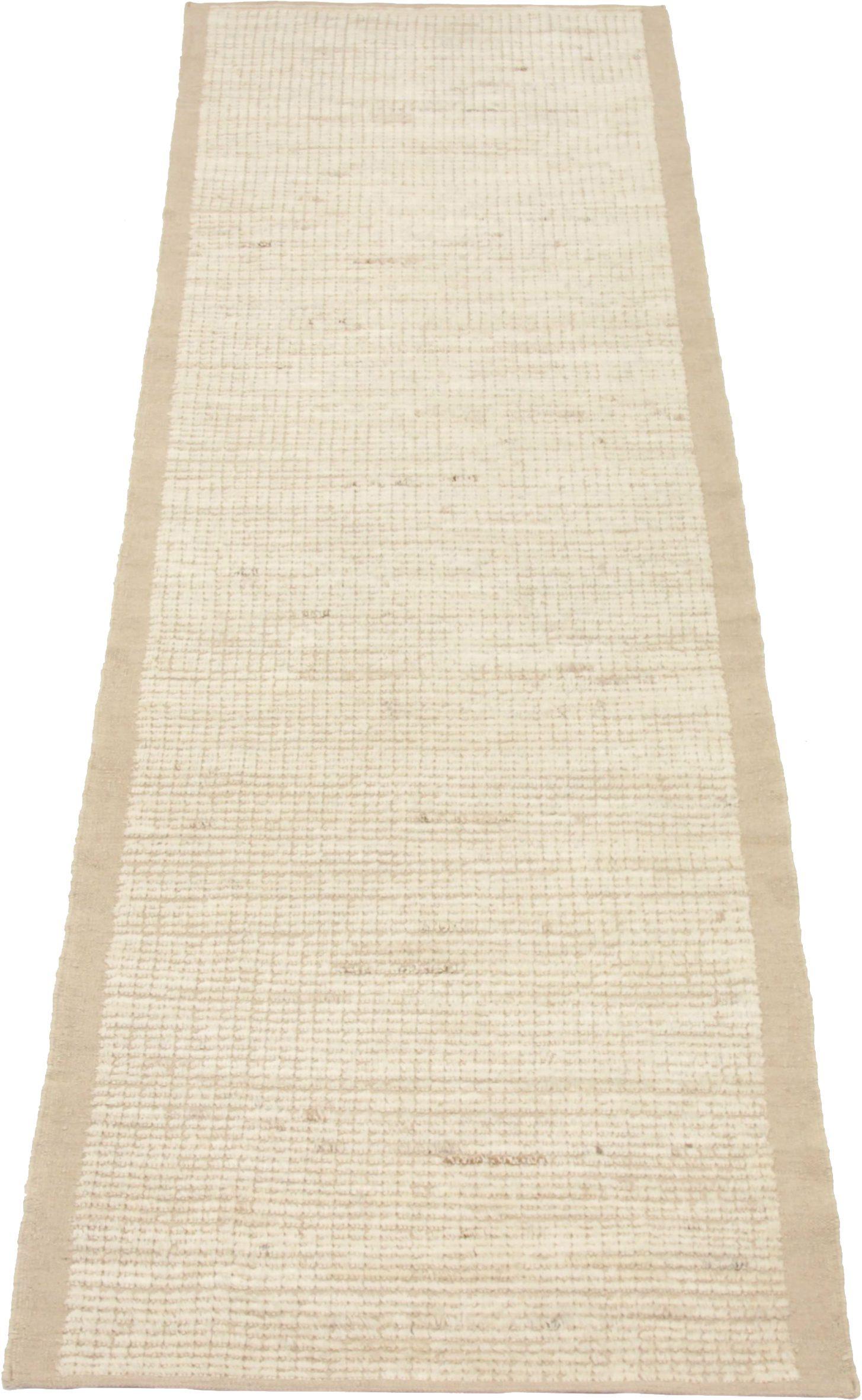 Entdecken Sie die Eleganz des marokkanischen Afghanistans mit dem Läufer von CIRCA 1990. Dieses exklusive Design aus Wolle und Elfenbein ist perfekt, um Ihren Raum zu verschönern.