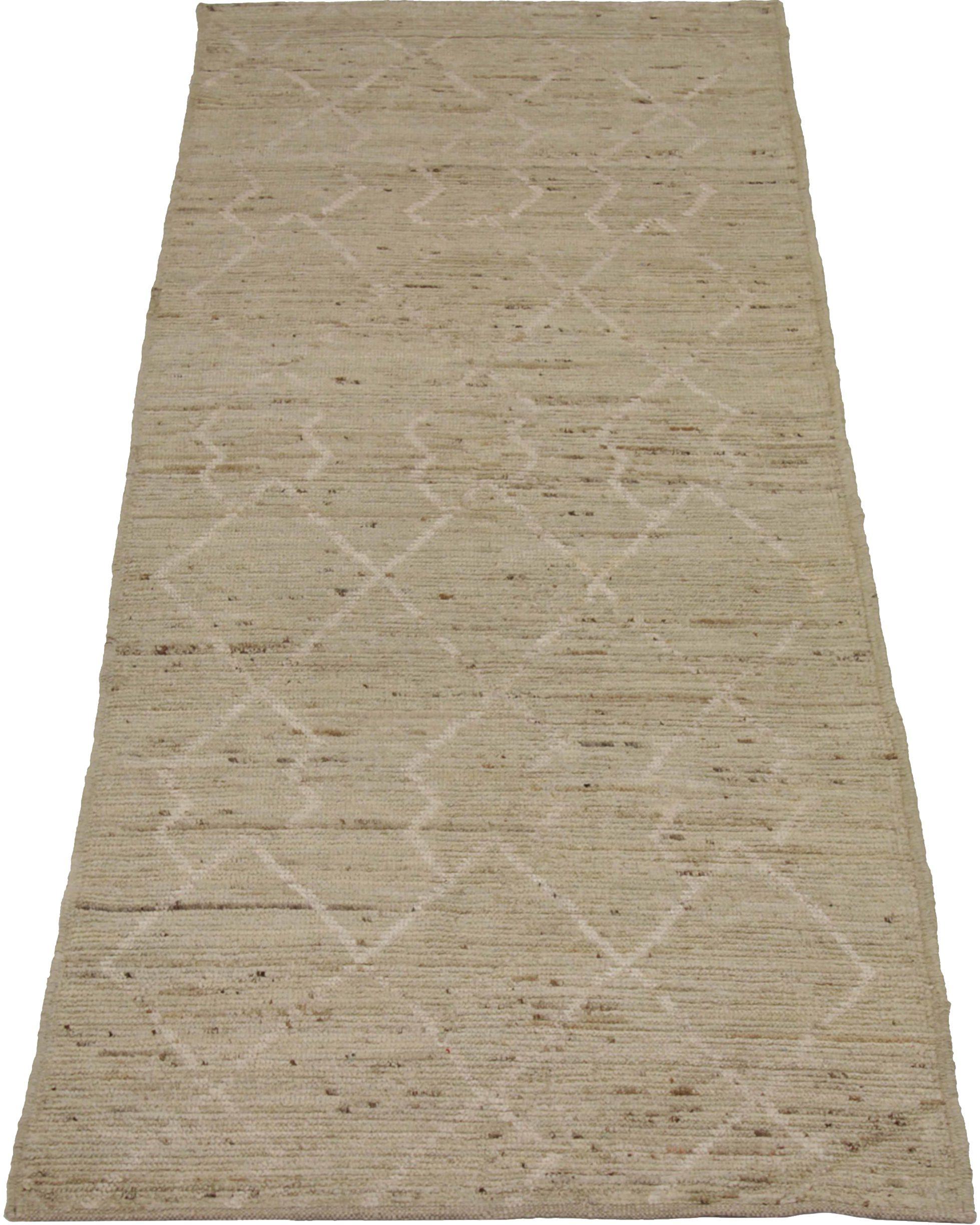 Scopri l'eleganza dell'Afghanistan Moroccan featuring Runner Rug di CIRCA 1990. Progettato con lana e IvoryTaupe, questo design esclusivo è perfetto per valorizzare il tuo spazio.