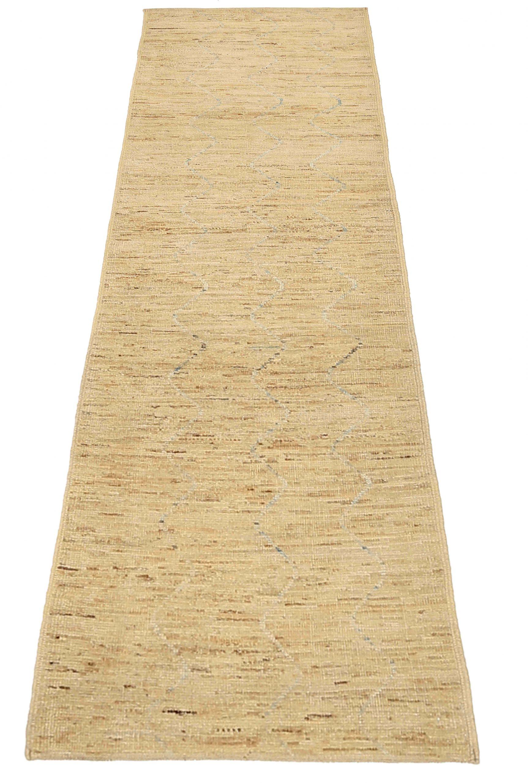Scopri l'eleganza dell'Afghanistan Moroccan featuring Runner Rug di CIRCA 1990. Progettato con lana e giallo avorio, questo design esclusivo è perfetto per valorizzare il tuo spazio.