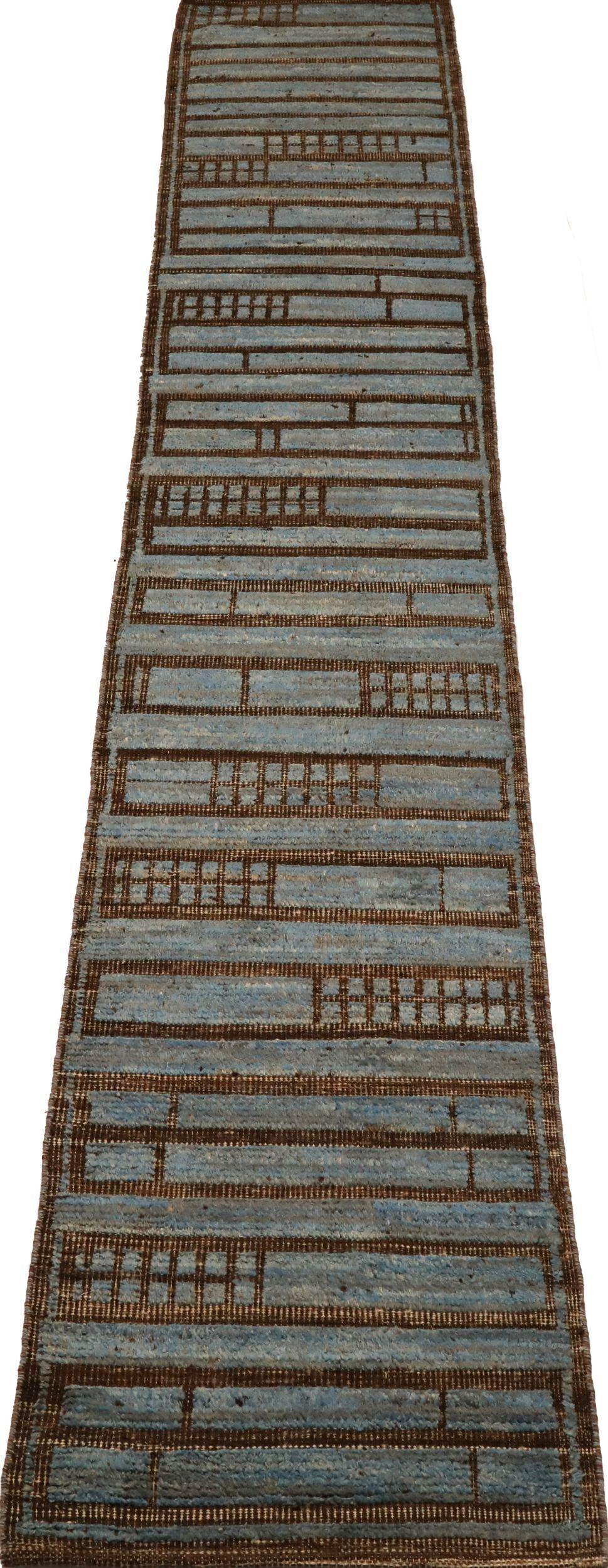 Scopri l'eleganza dell'Afghanistan Moroccan featuring Runner Rug di CIRCA 1990. Progettato con Lana e BlueBrown, questo design esclusivo è perfetto per valorizzare il tuo spazio.